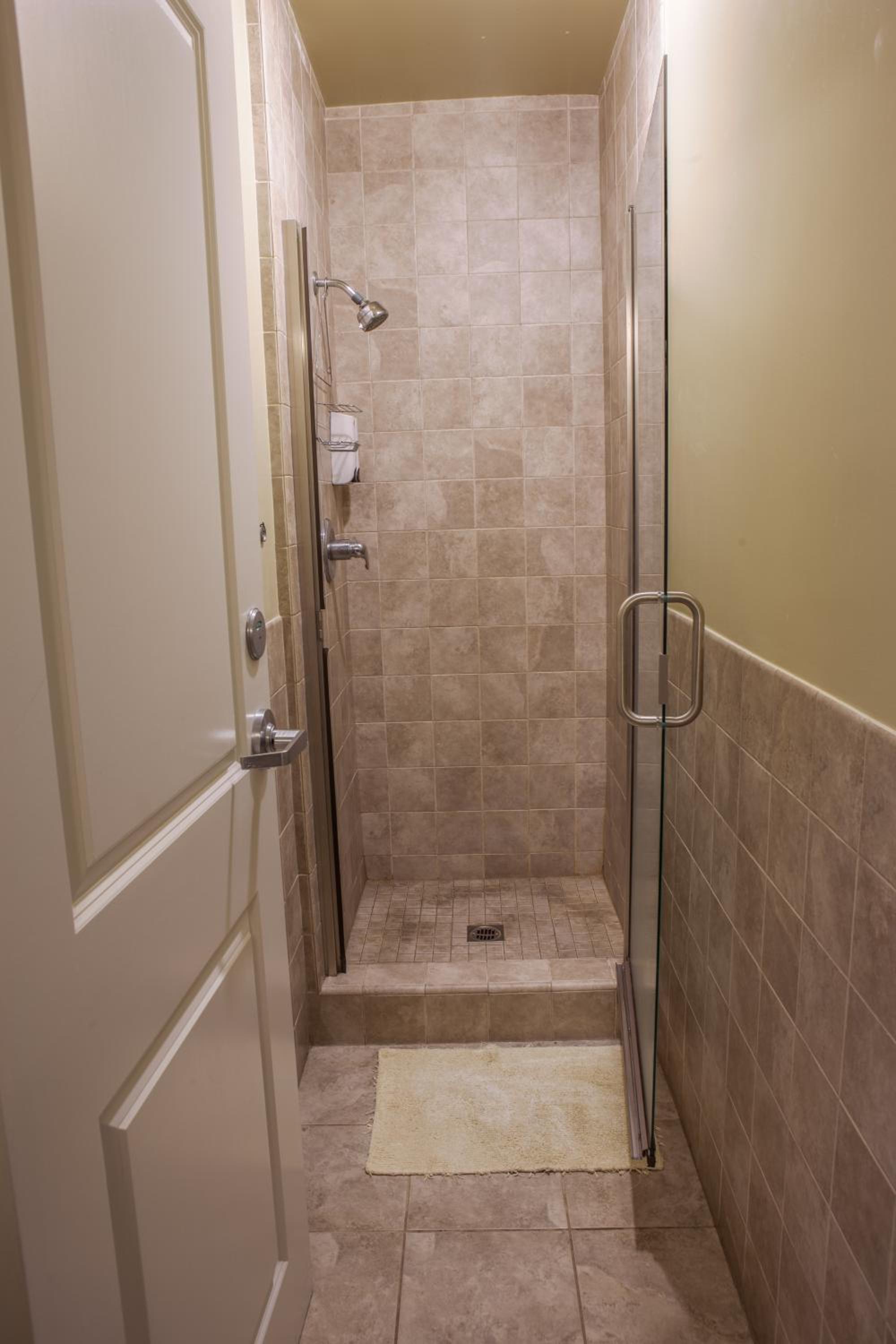 Standard Queen Room With Shared Bathroom