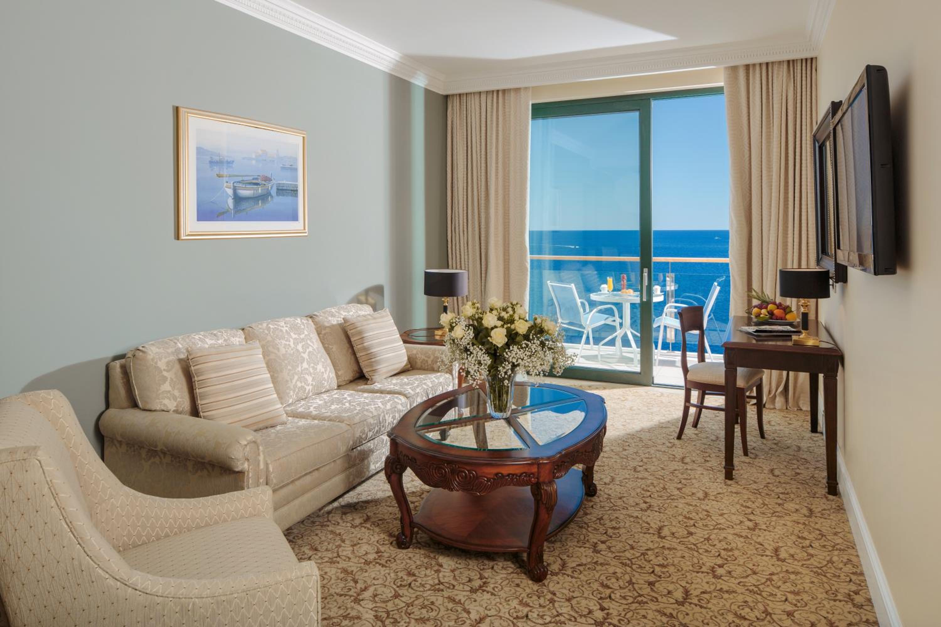 Deluxe King Suite with Sea View and Balcony