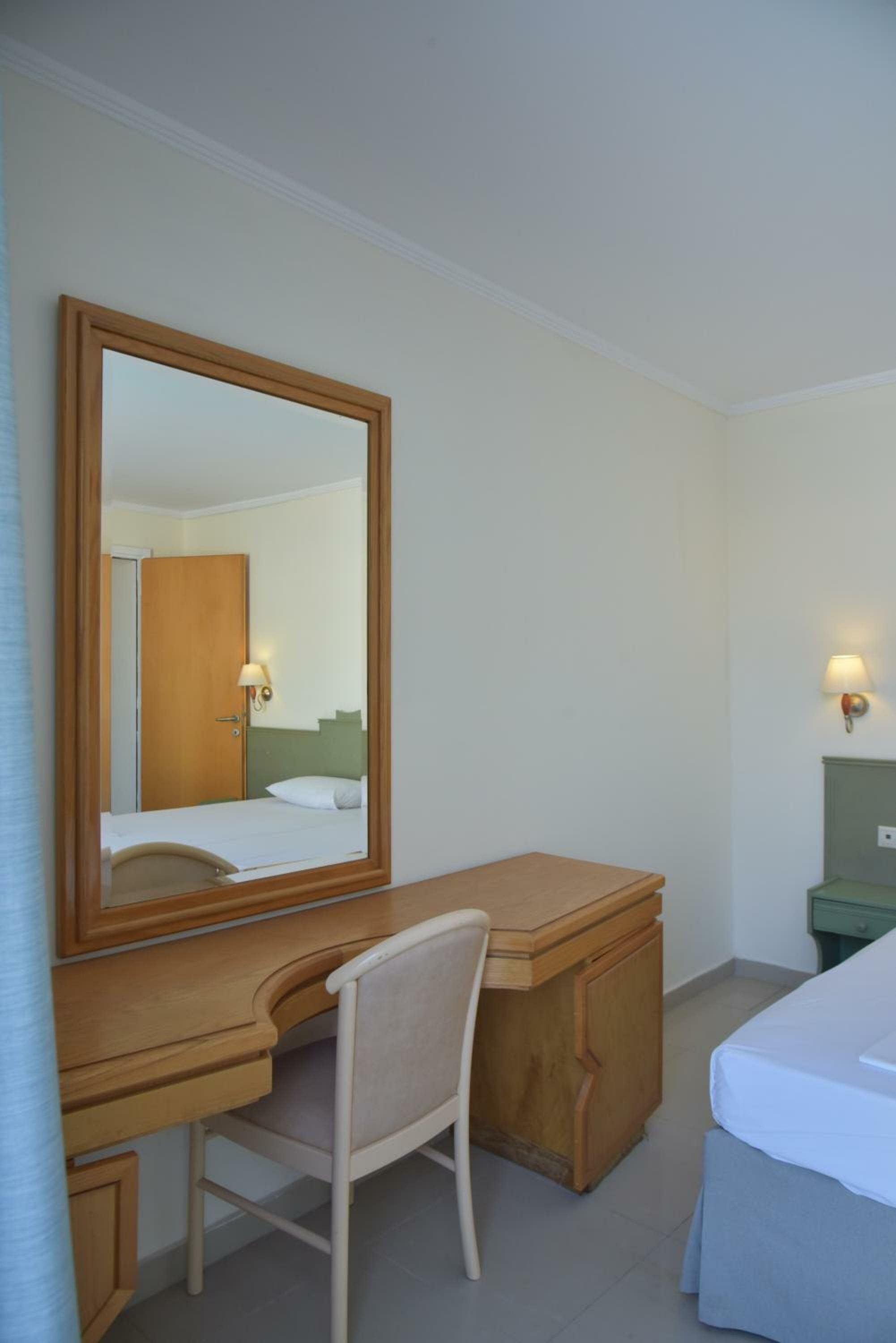 Two Room Apartment Suite with Sea View and Pool View (6 Adults)