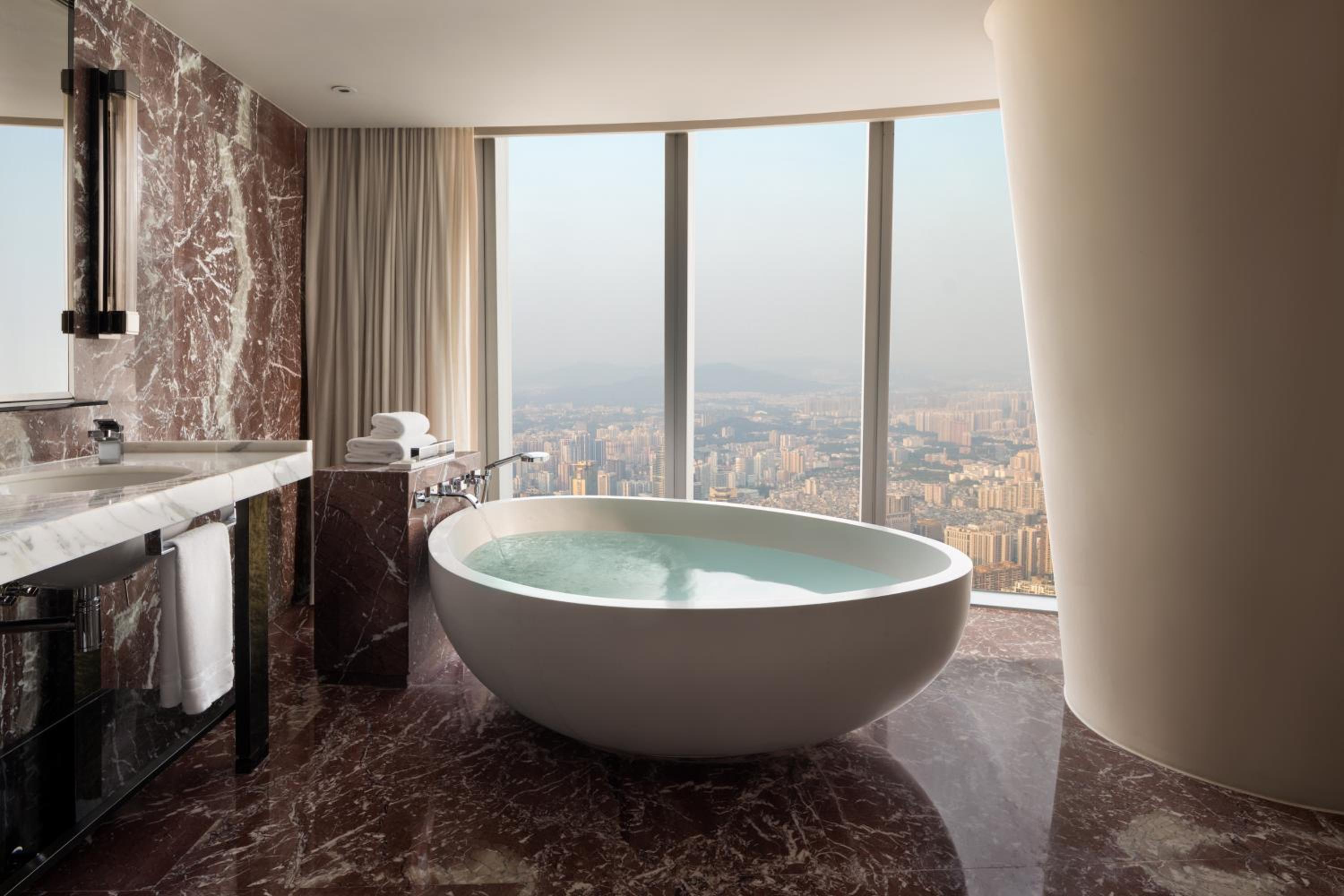 Deluxe King Suite with River View 