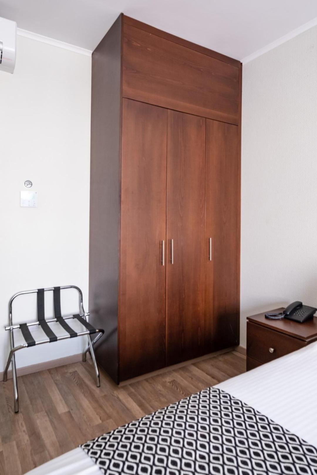 Family Room (2 Adults + 1 Child)