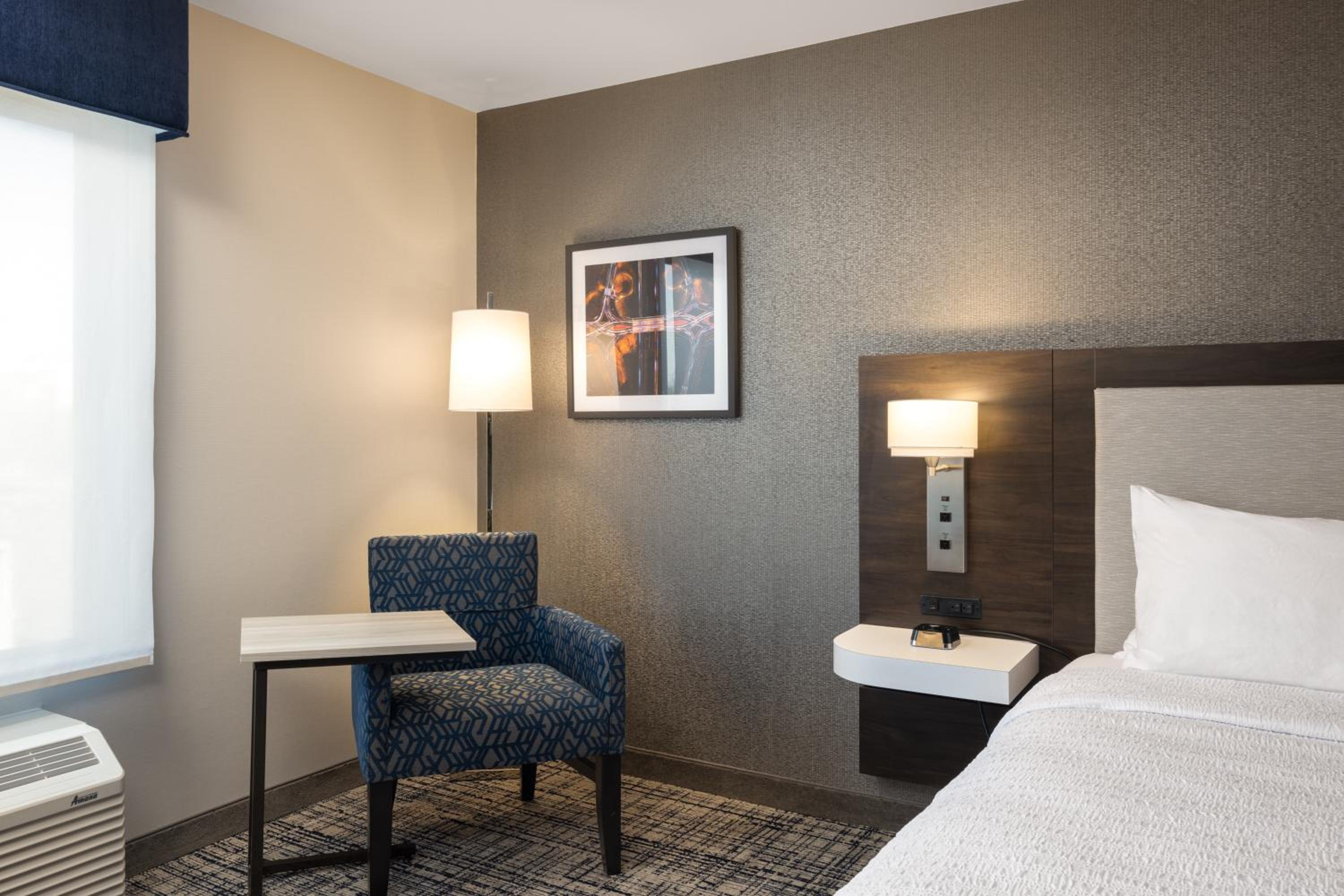 King Room with King Bed - Non-Smoking