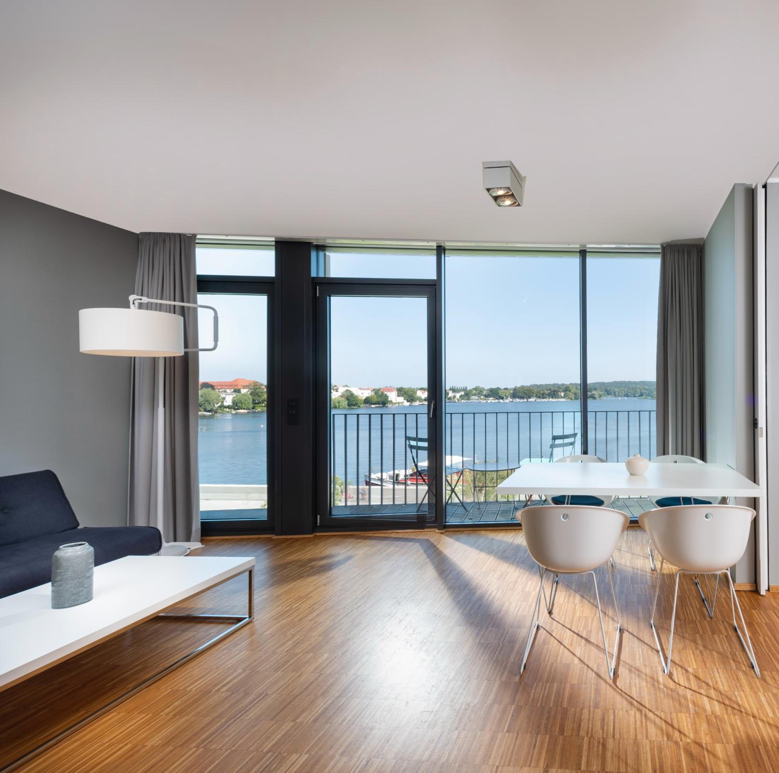 Panorama Apartment with Lake View