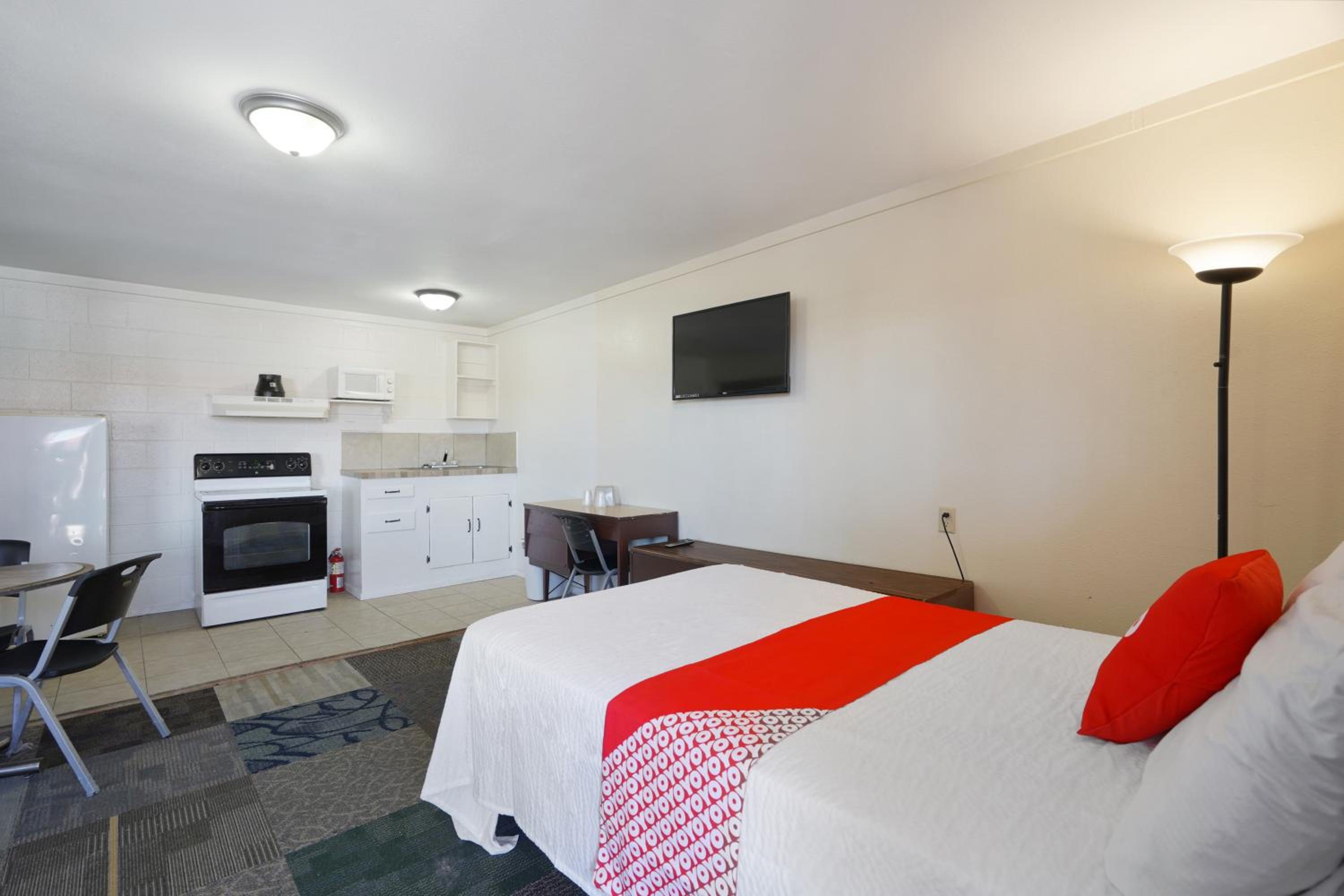 3 Full Bed with Kitchenette	