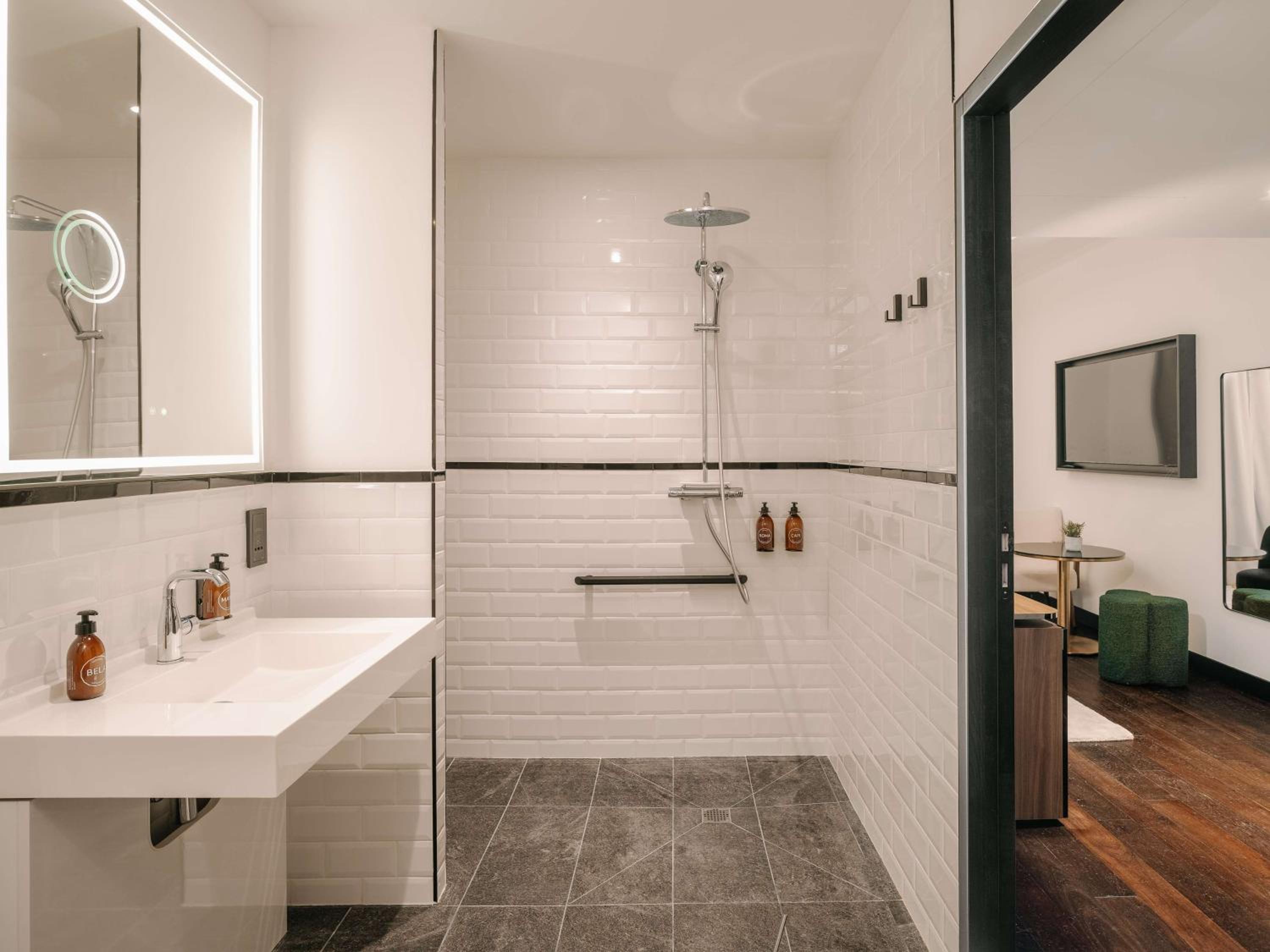 Deluxe King Room with Terrace - Mobility Access