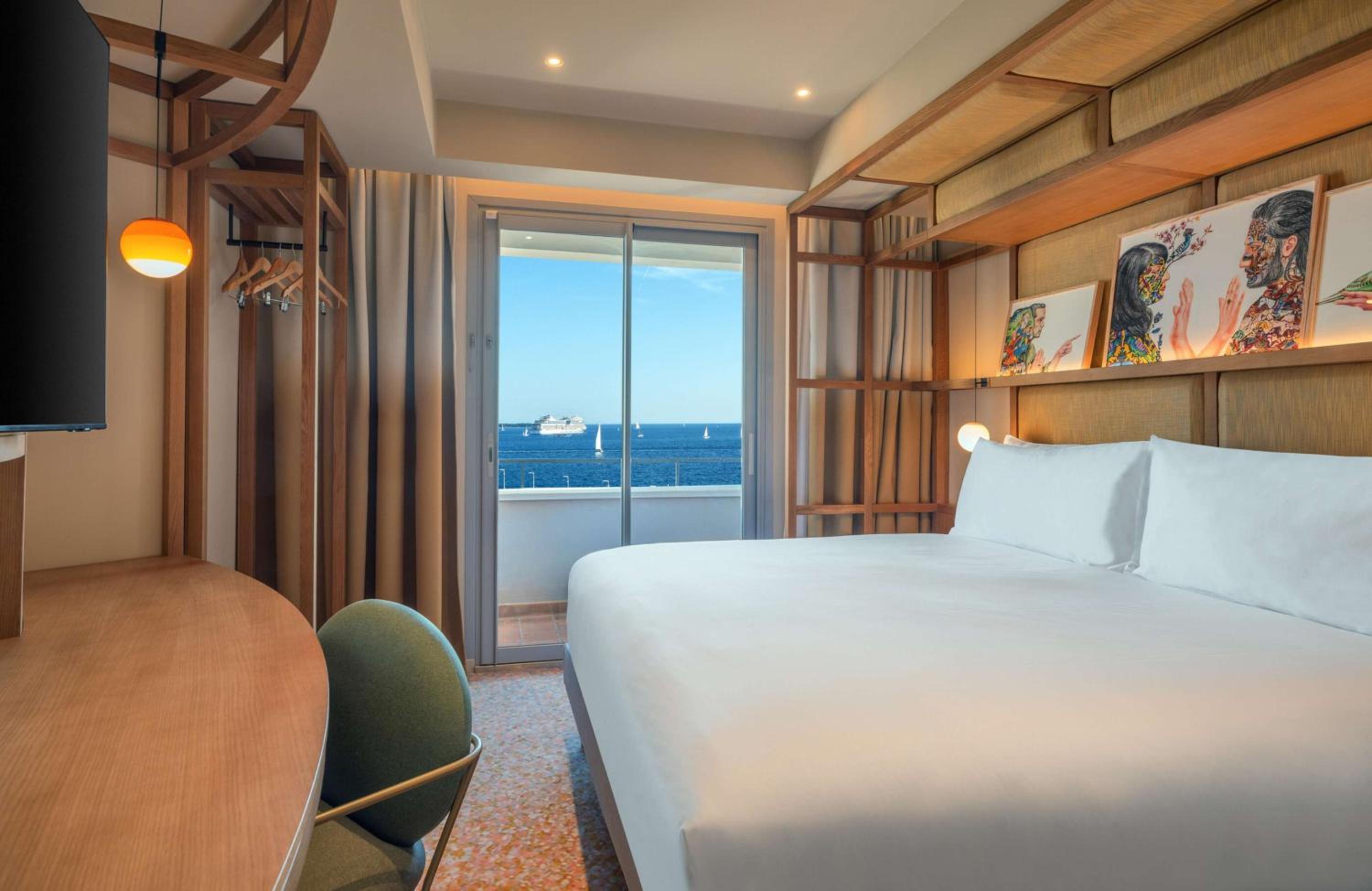 Deluxe King Room with Sea View