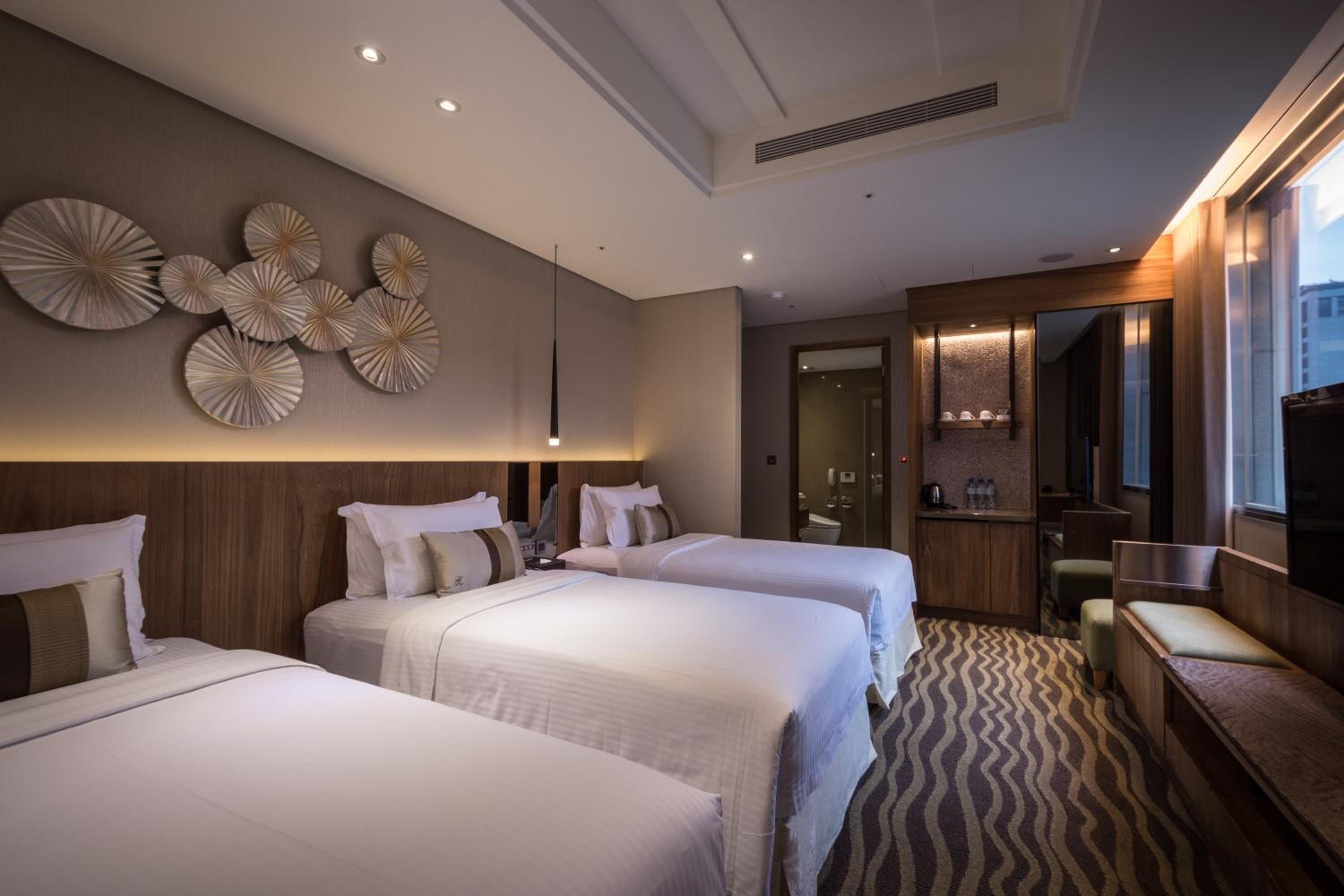 Superior Triple Room with City View