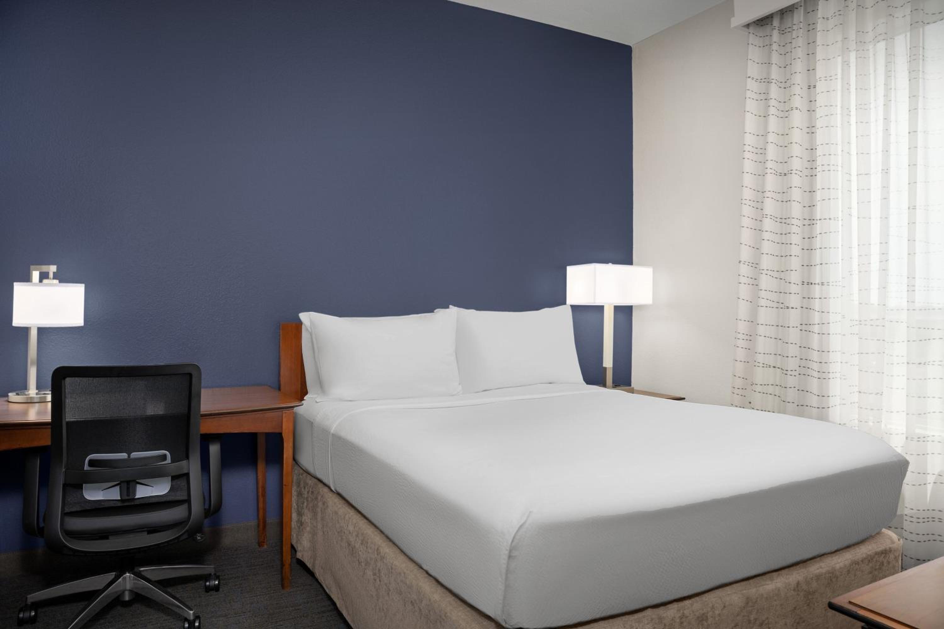 One-Bedroom Queen Suite