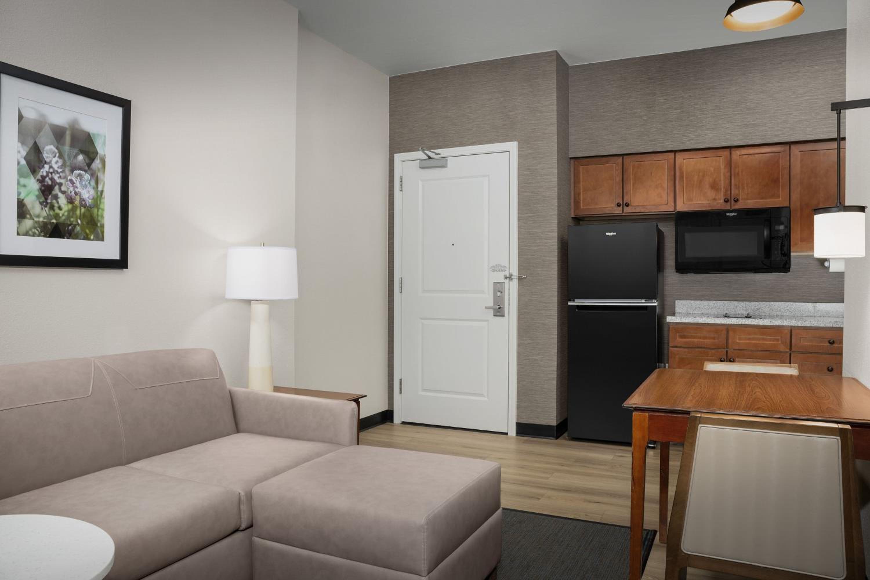 One-Bedroom Queen Suite