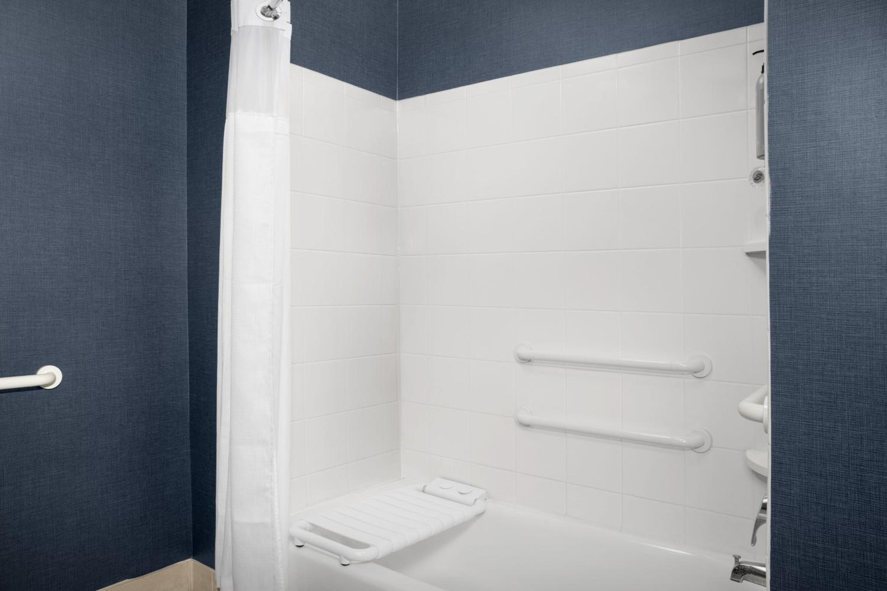 One-Bedroom Queen Suite