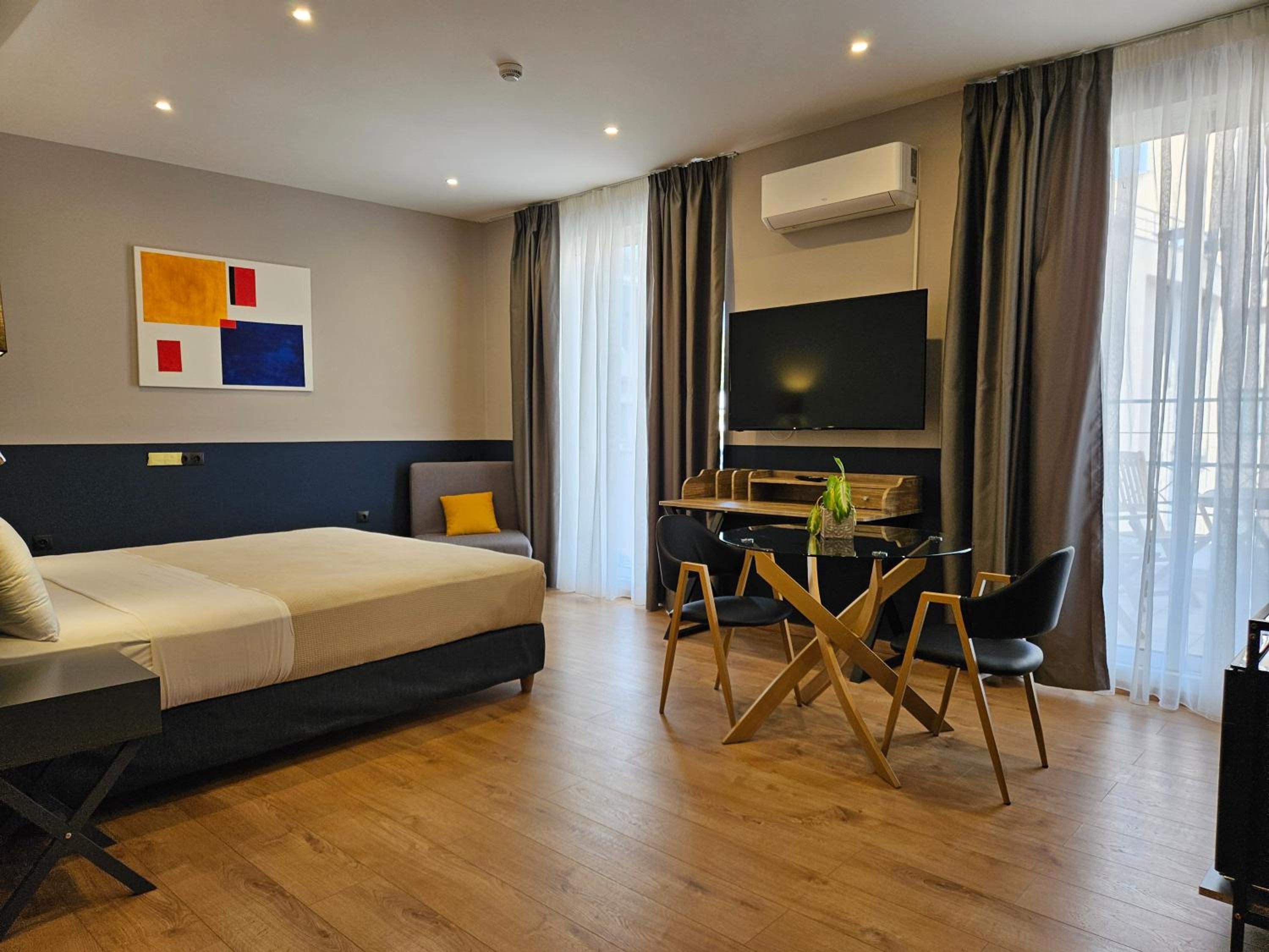 Junior Suite with Terrace & City View | High Floor