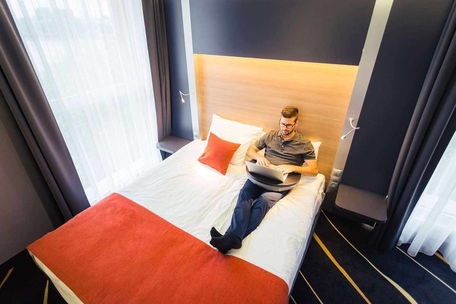 King Room with Lake View - Non-Smoking