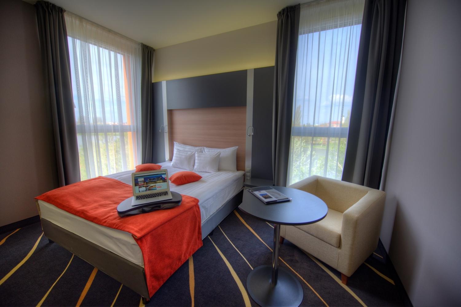 King Room with Lake View - Non-Smoking