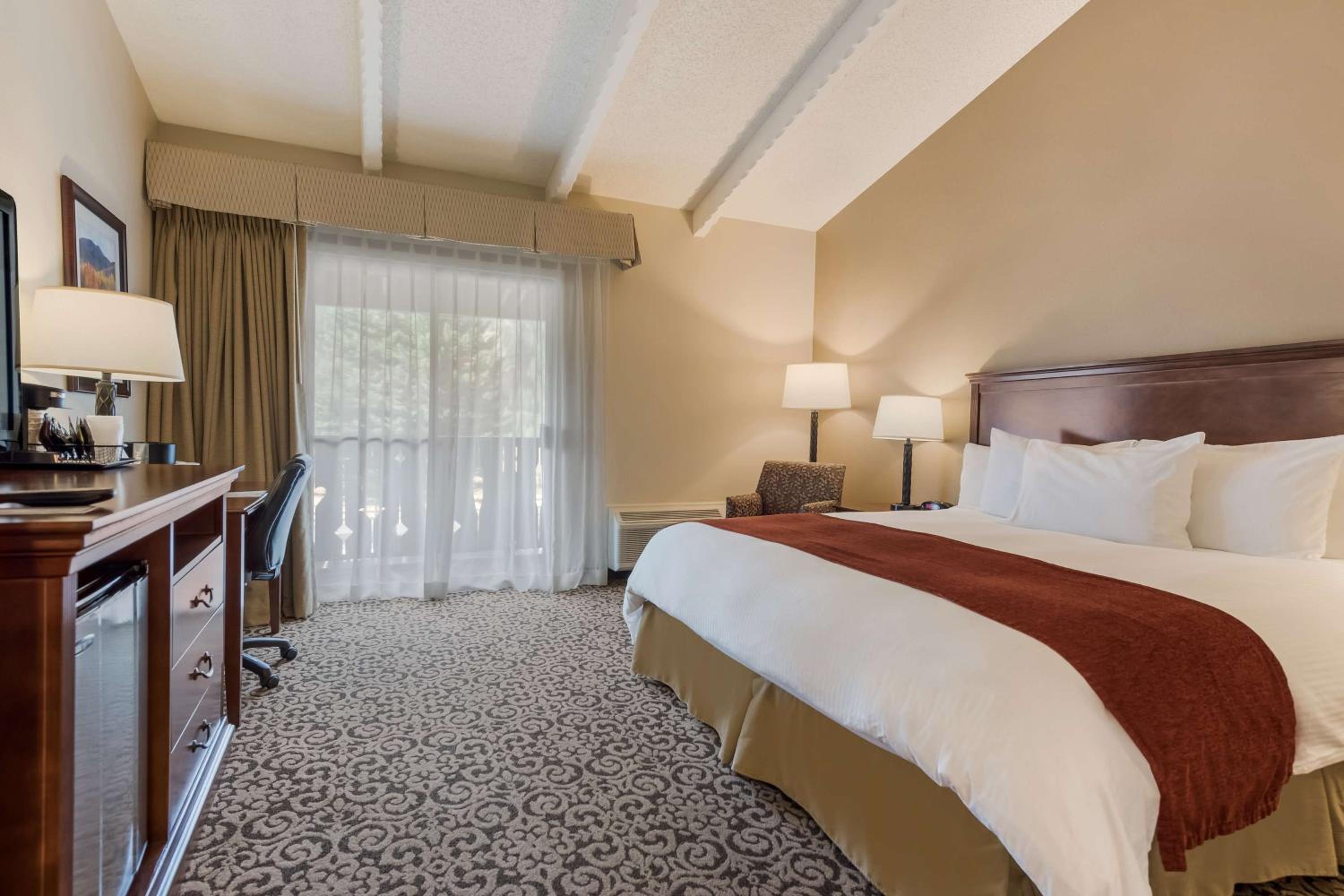 King Room with Mountain View - Non-Smoking