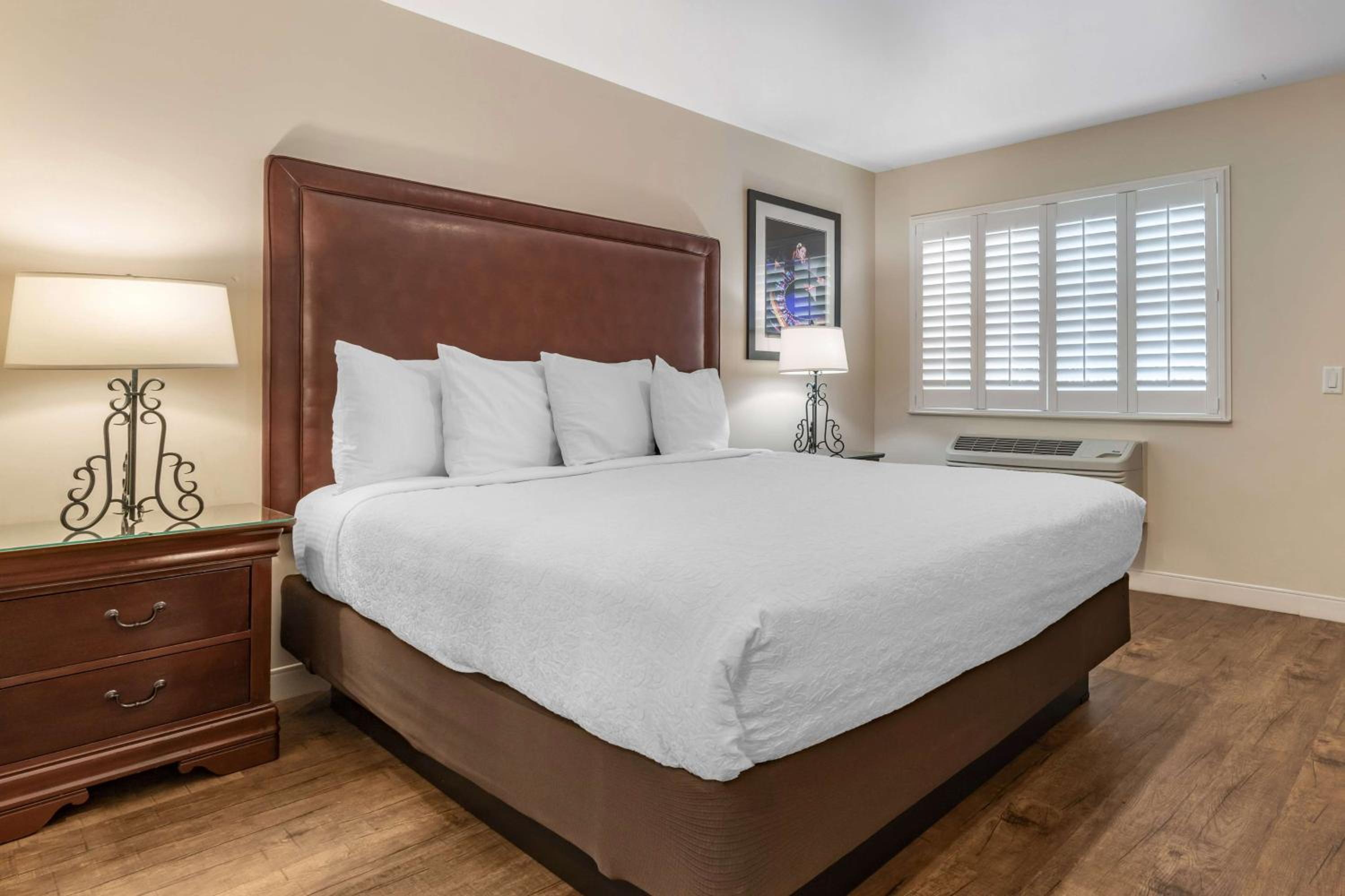 King Rom with Kitchenette