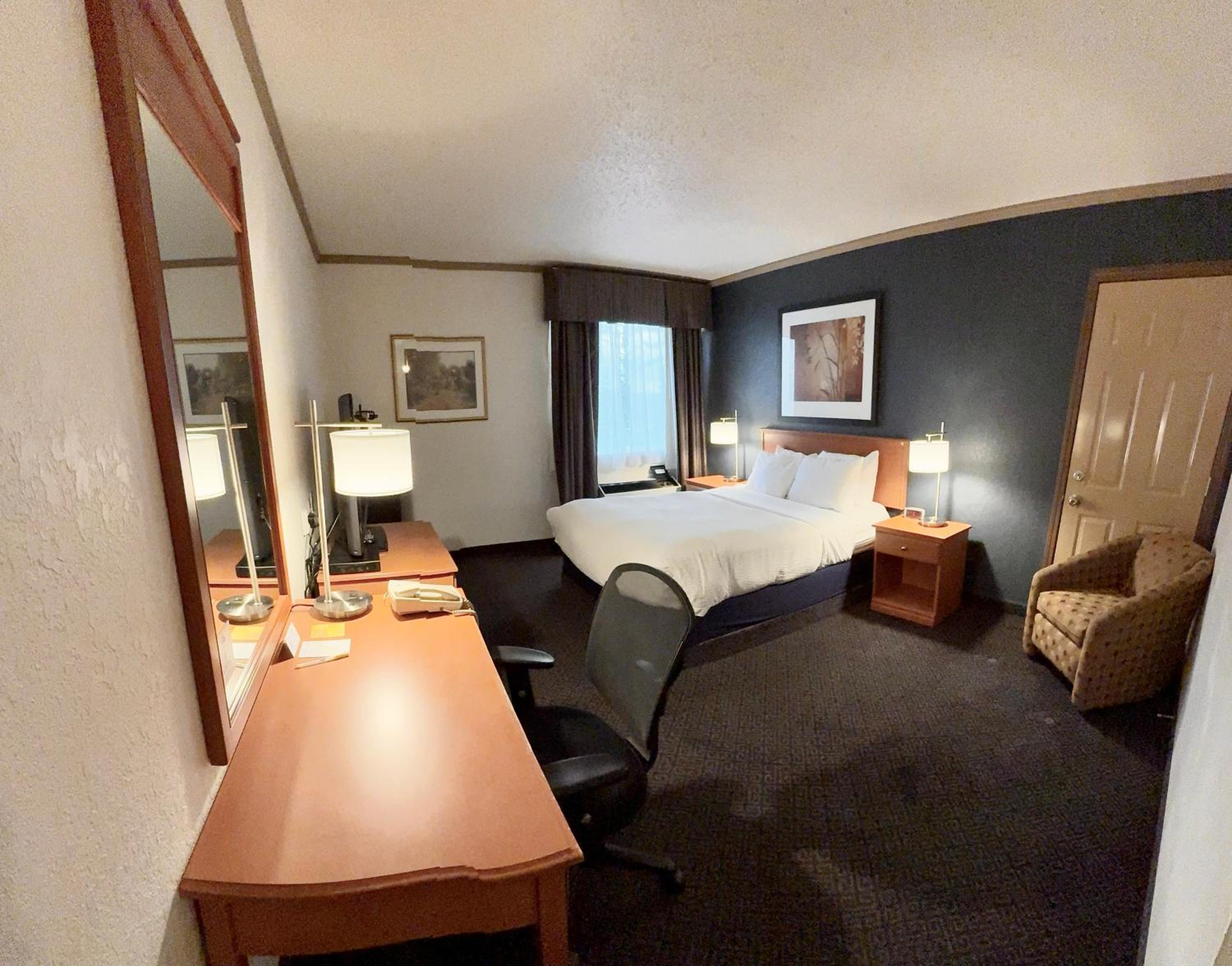 Queen Room - Non-Smoking