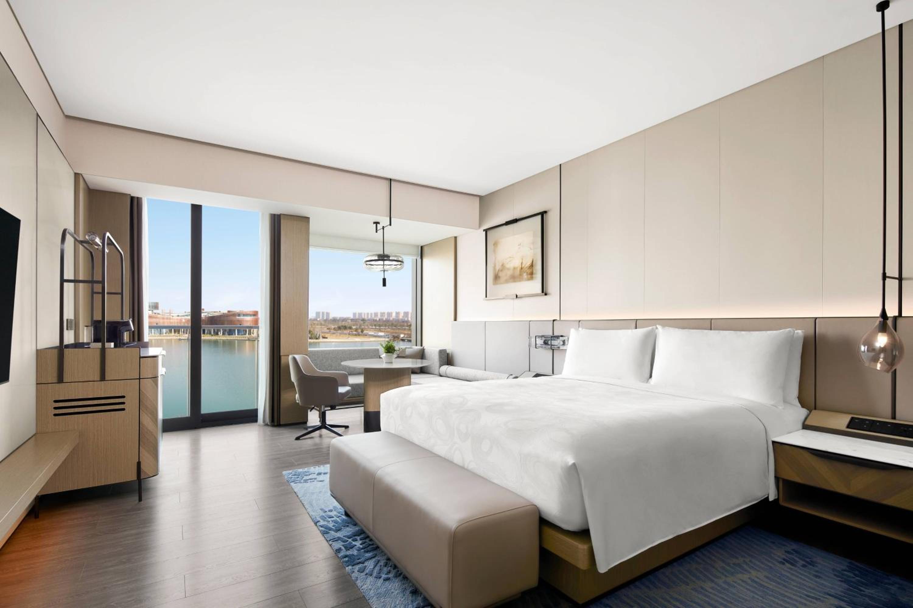 Executive lounge access Suite with 1 King, Lake view Balcony
