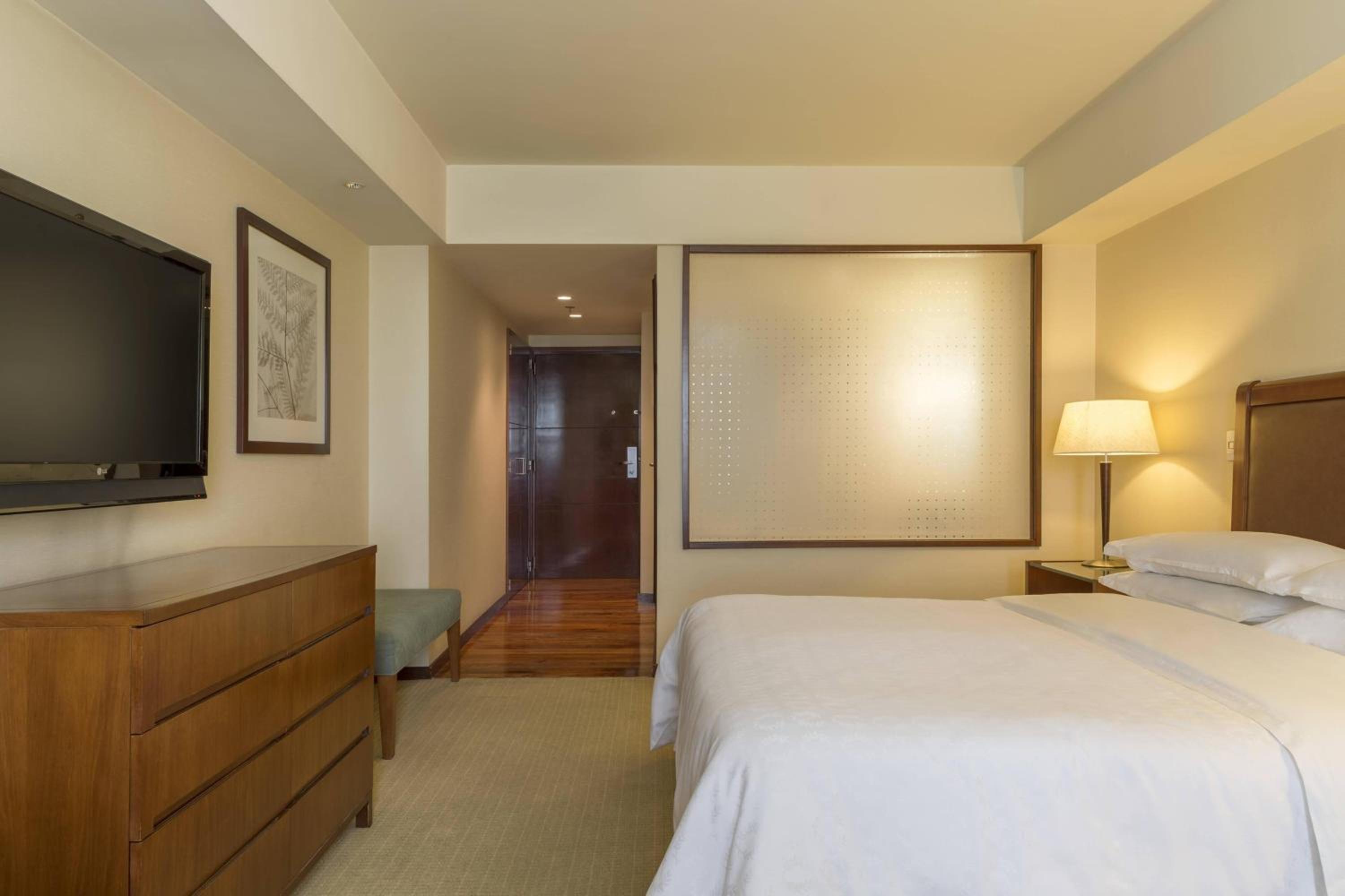 Guest room, 1 King, City view