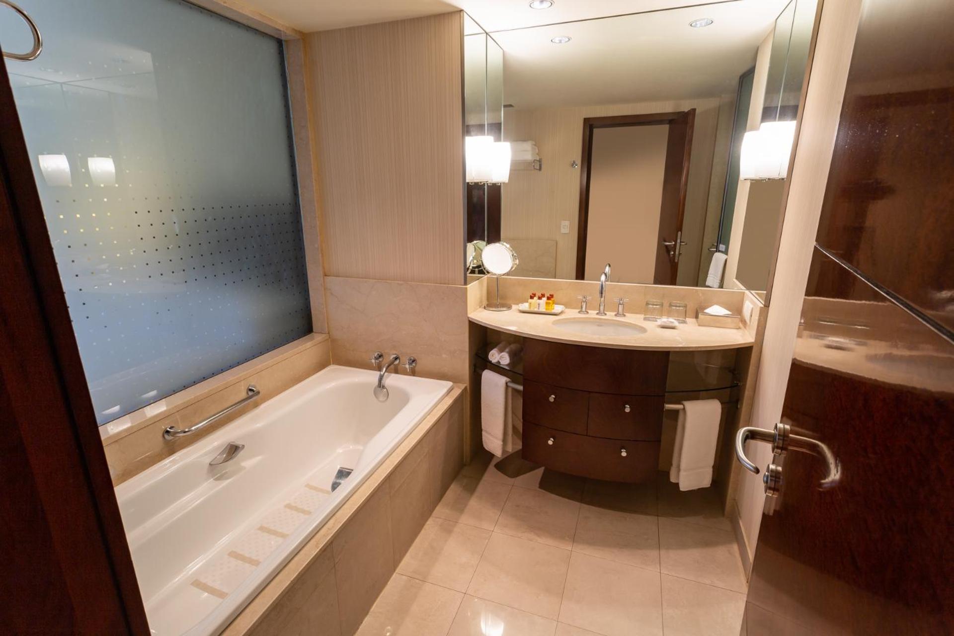 Guest room, 1 King, City view