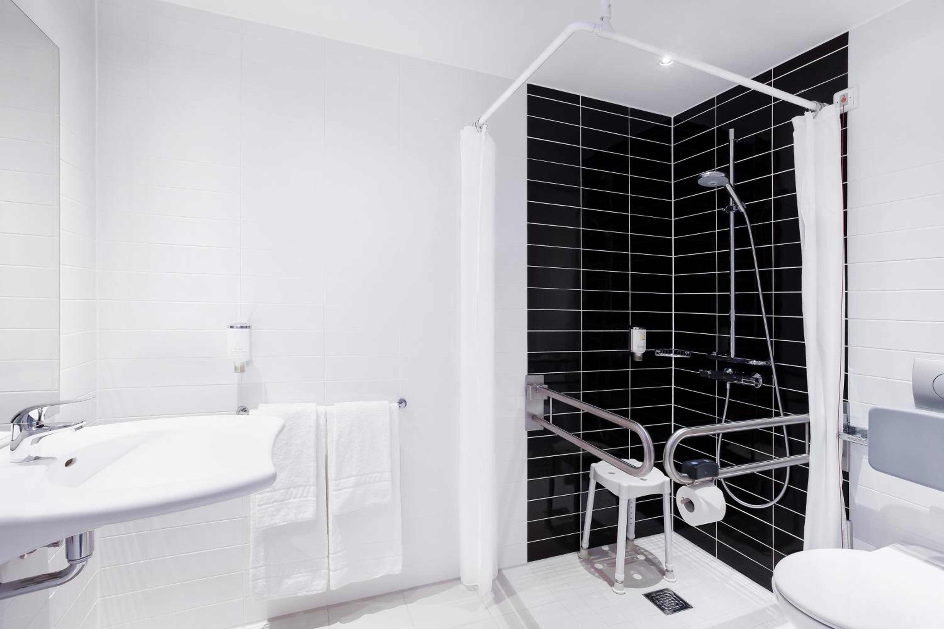 Queen Room - Mobility Access Roll in Shower/Non-Smoking