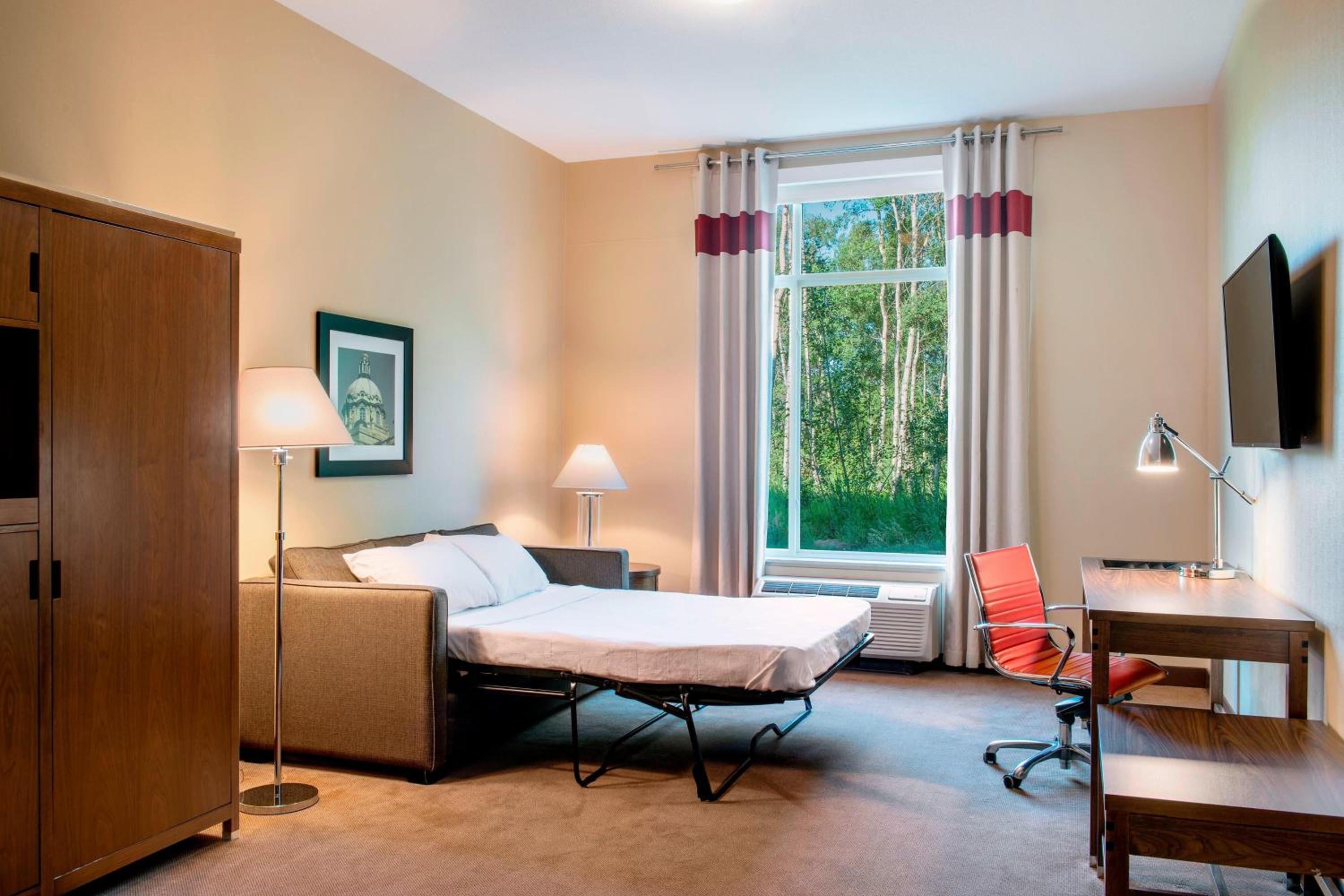 1 Bedroom Larger Suite, 1 King, Sofa bed, Whirlpool