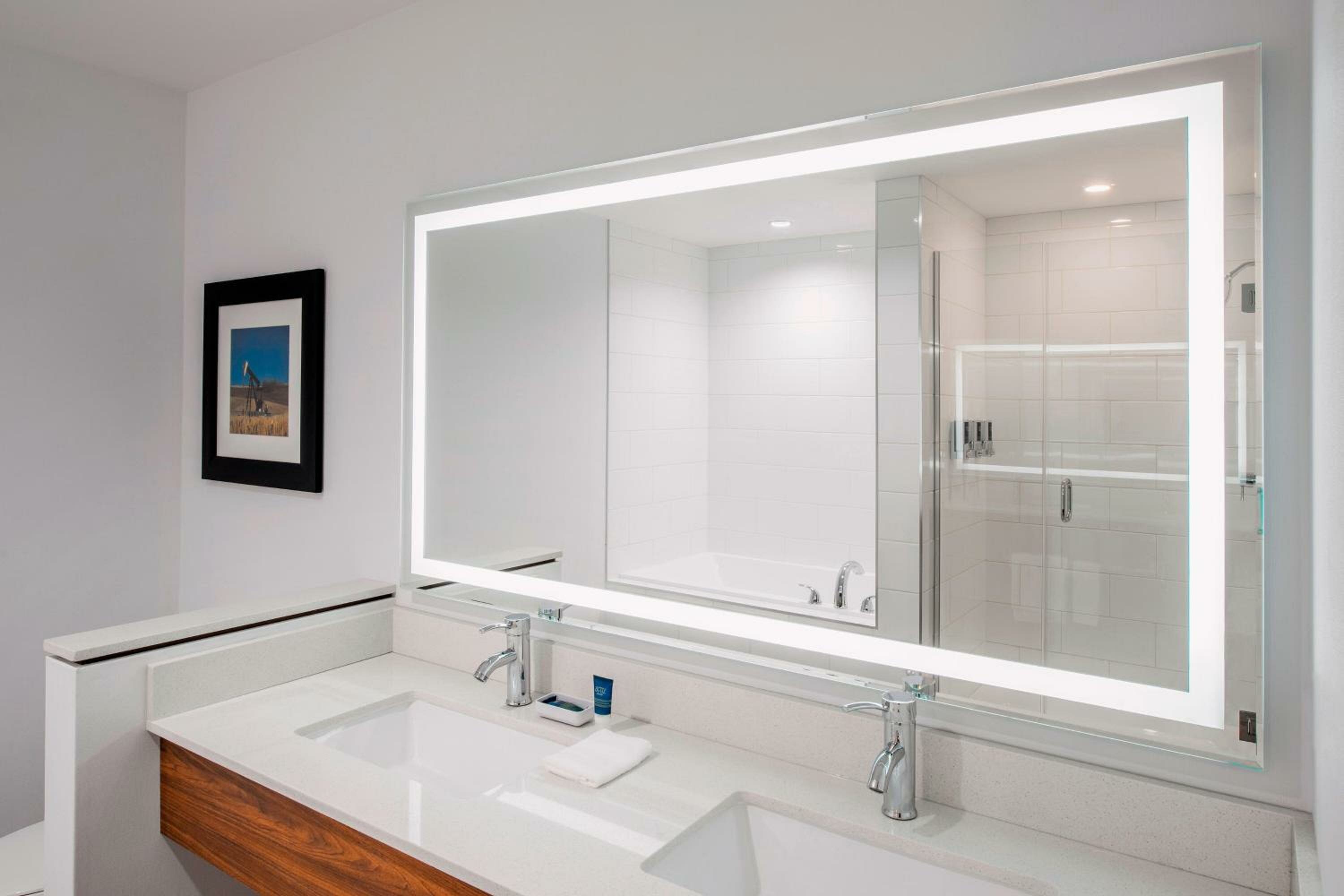 1 Bedroom Larger Suite, 1 King, Sofa bed, Whirlpool