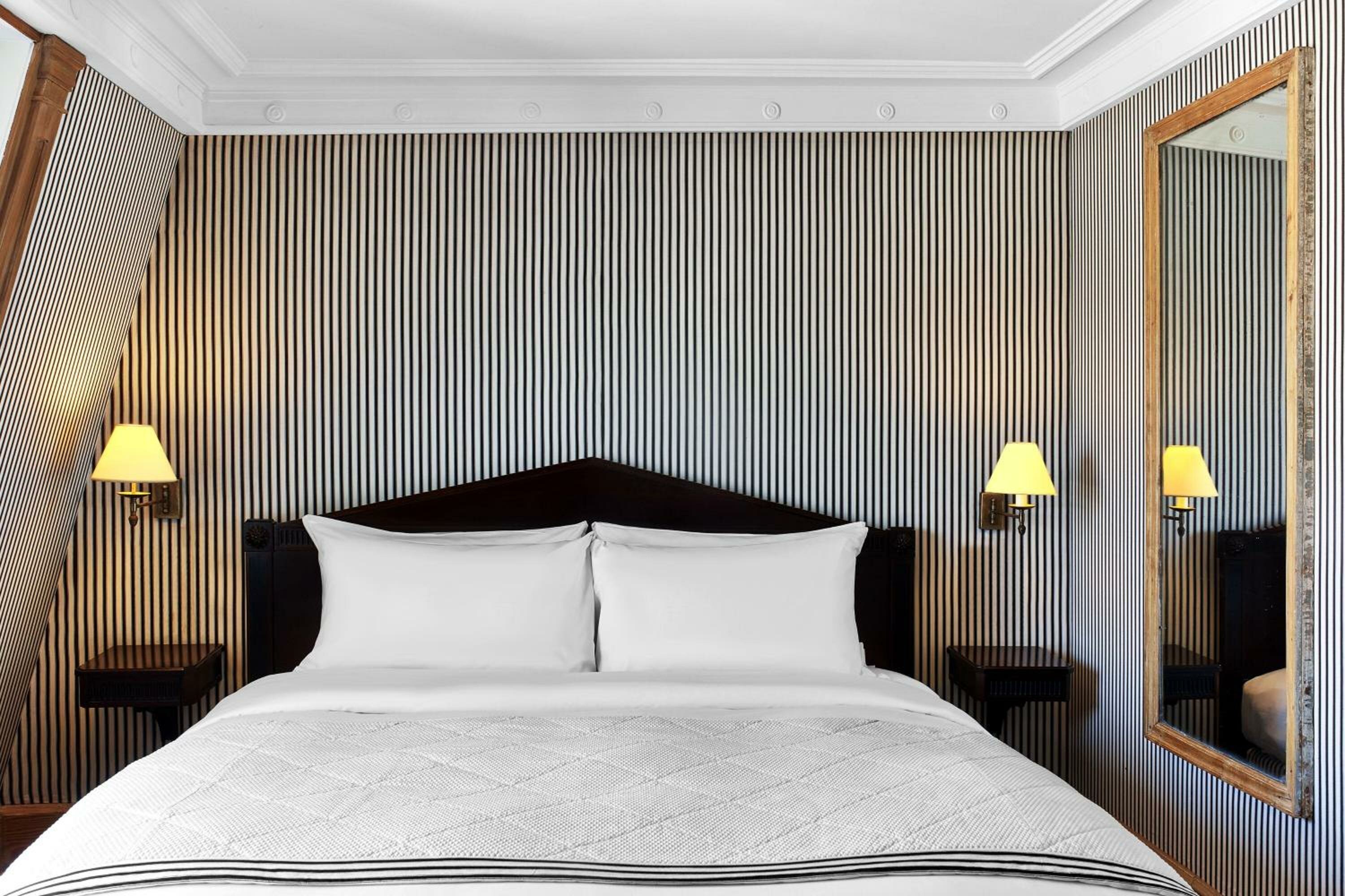 Queen Suite with Sofa Bed and Eiffel Tower View