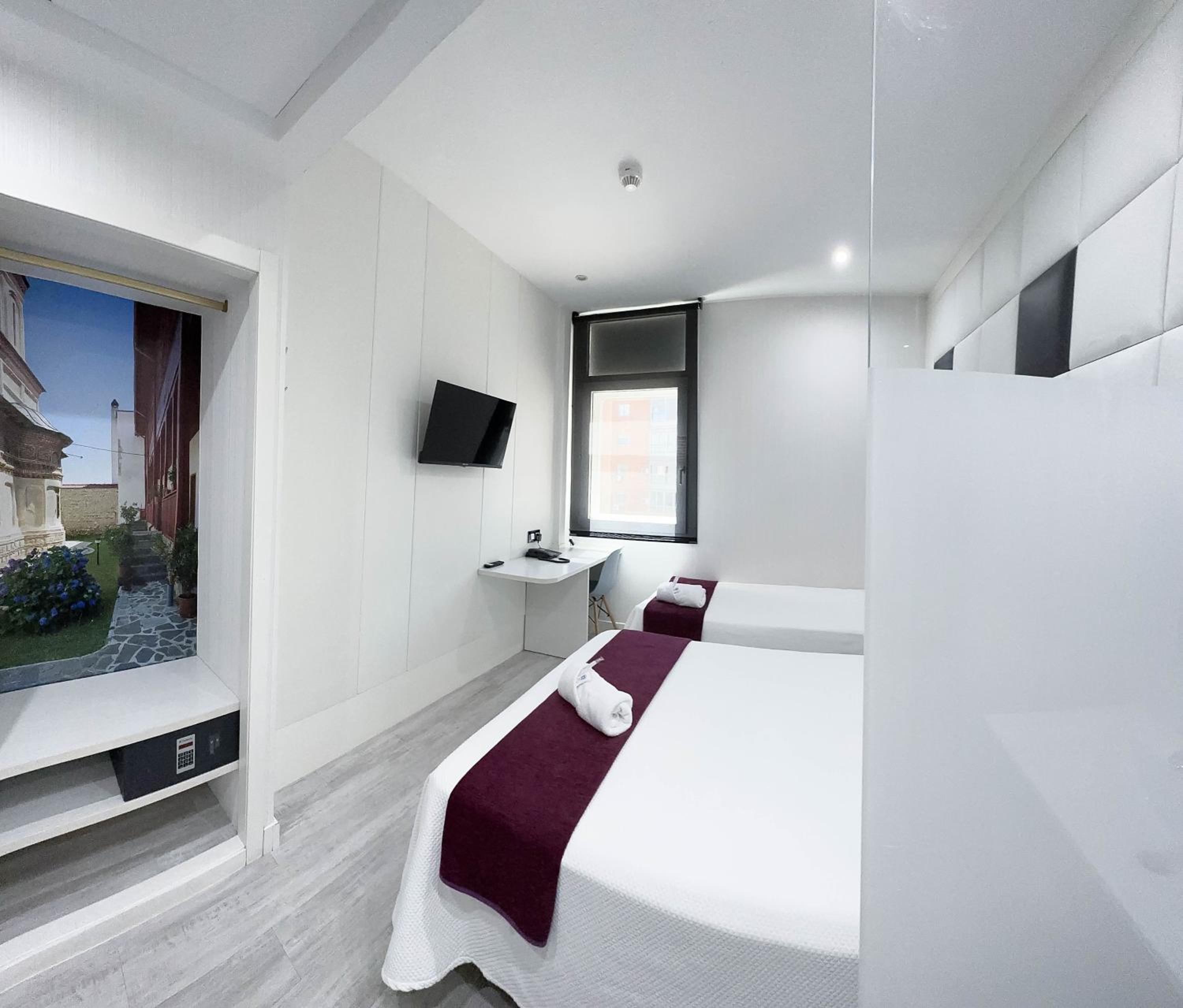 Deluxe Room (2 Adults + 1 Child)