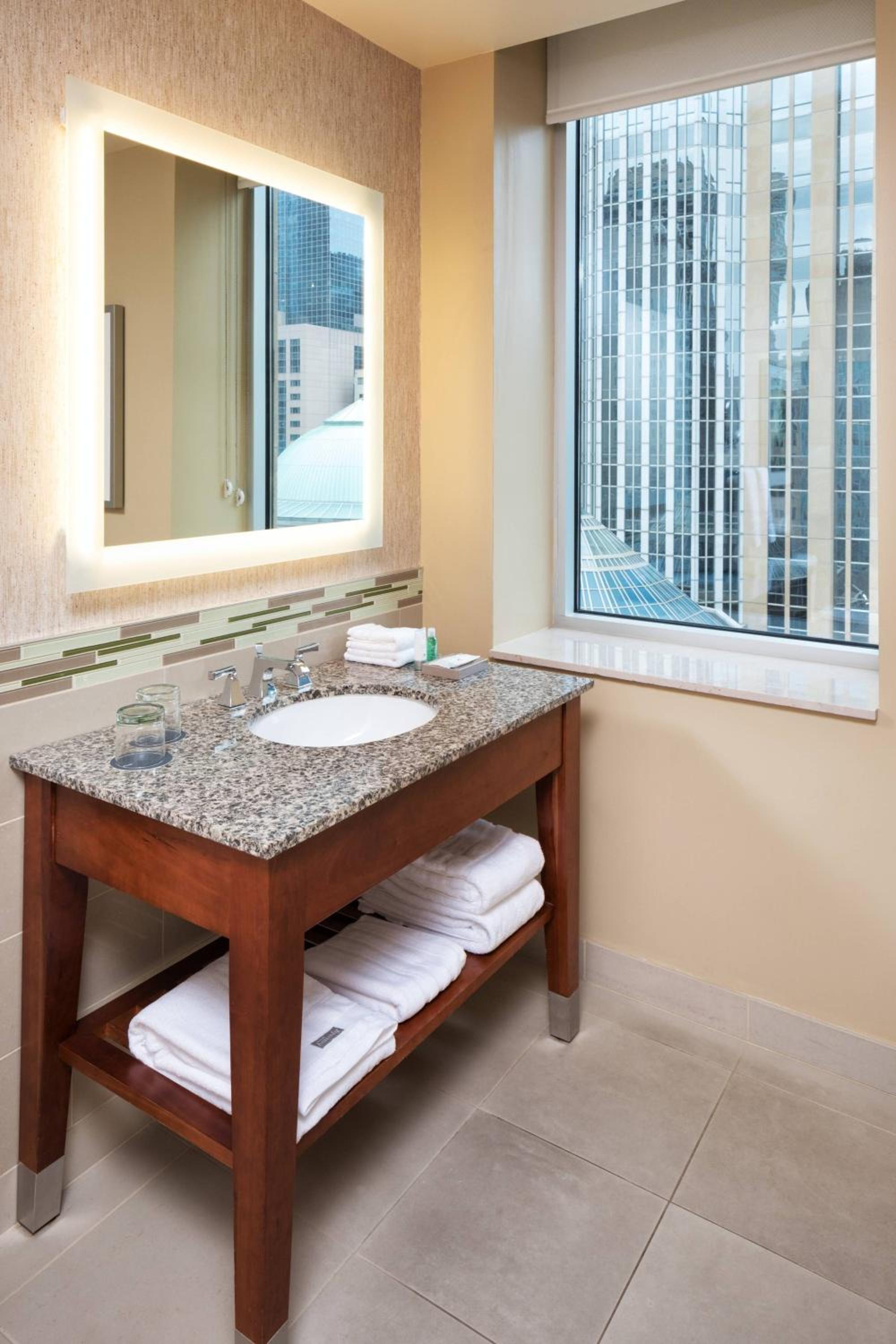 Guest room, 1 King, City view