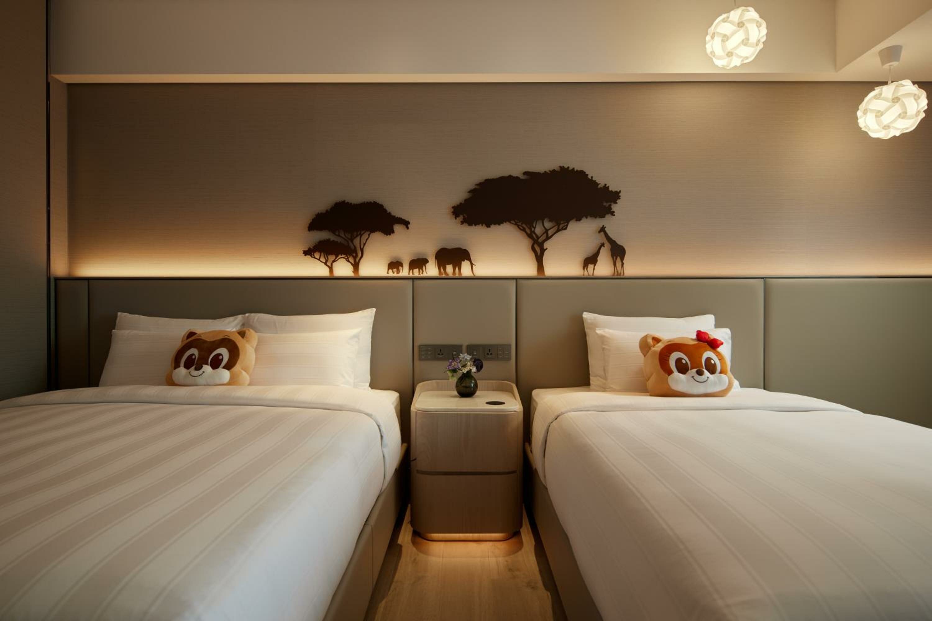 LottyLori Character Family Twin Room