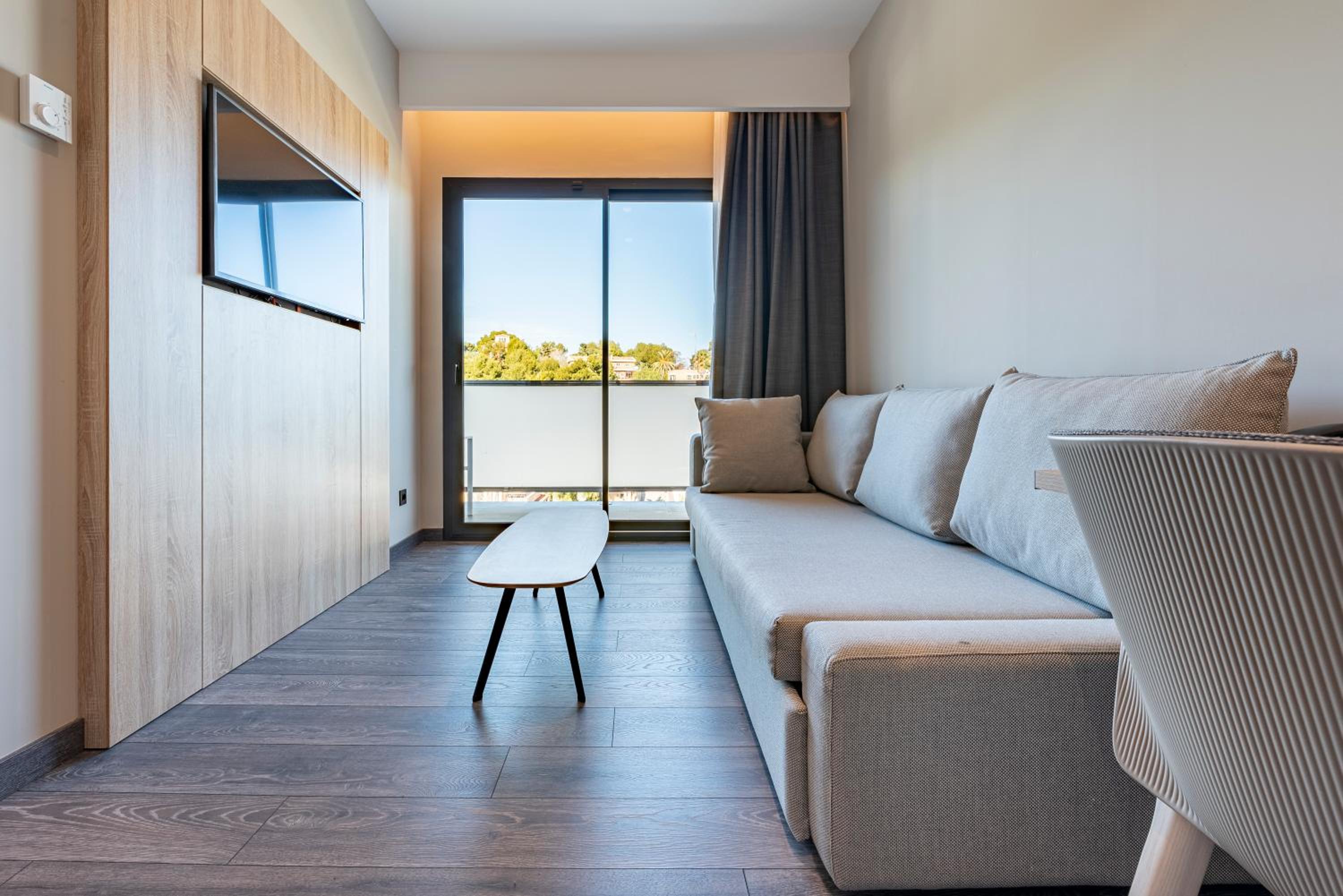  Family Room with City view and balcony