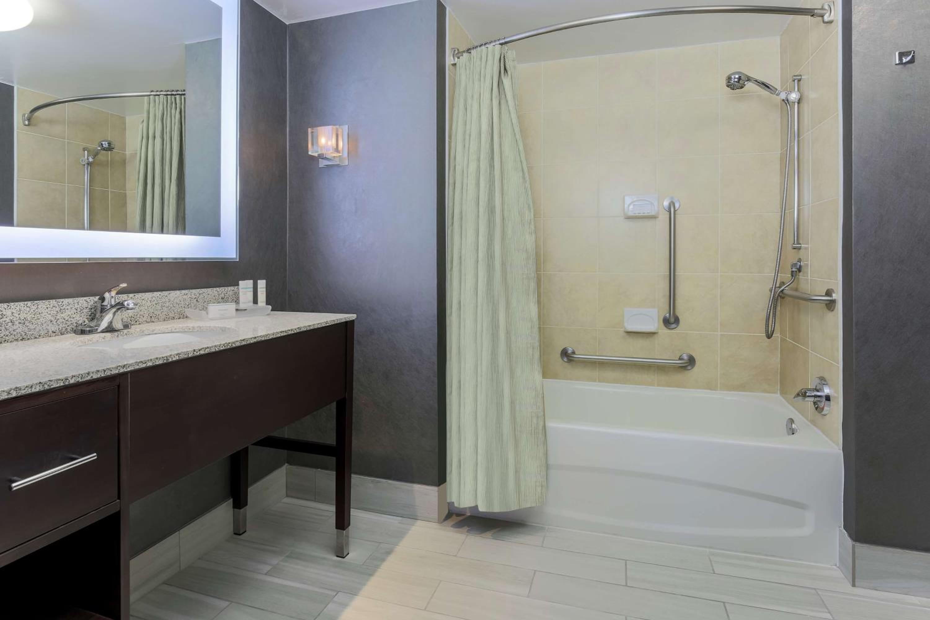 King Studio - Mobility and Hearing Access/Non-Smoking