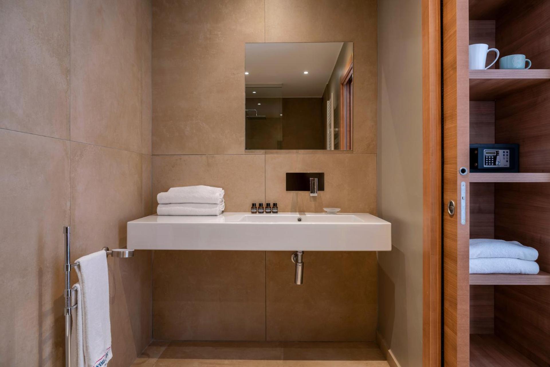 Junior Suite with Hot Tub Partial Sea View