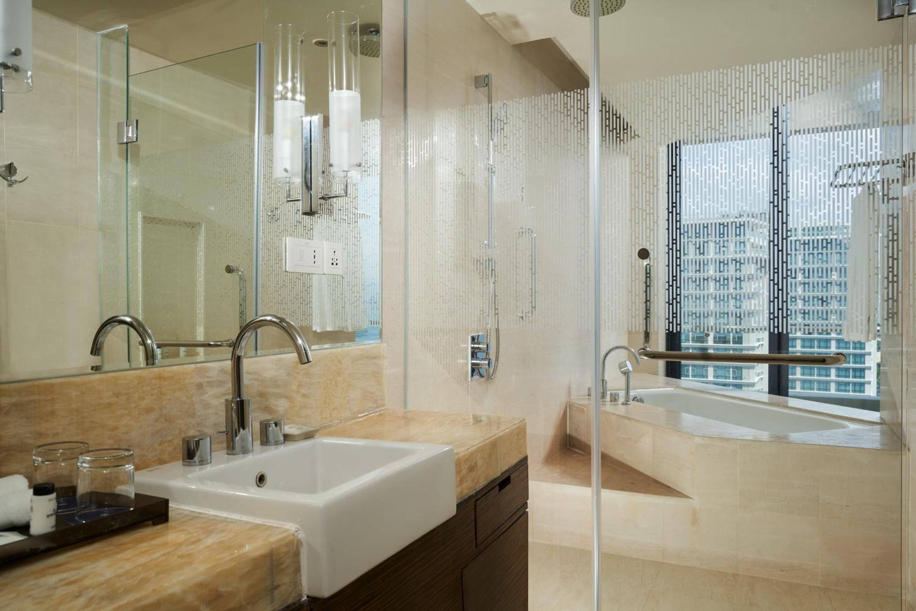 Club Premium King, Club lounge access, Larger Guest room