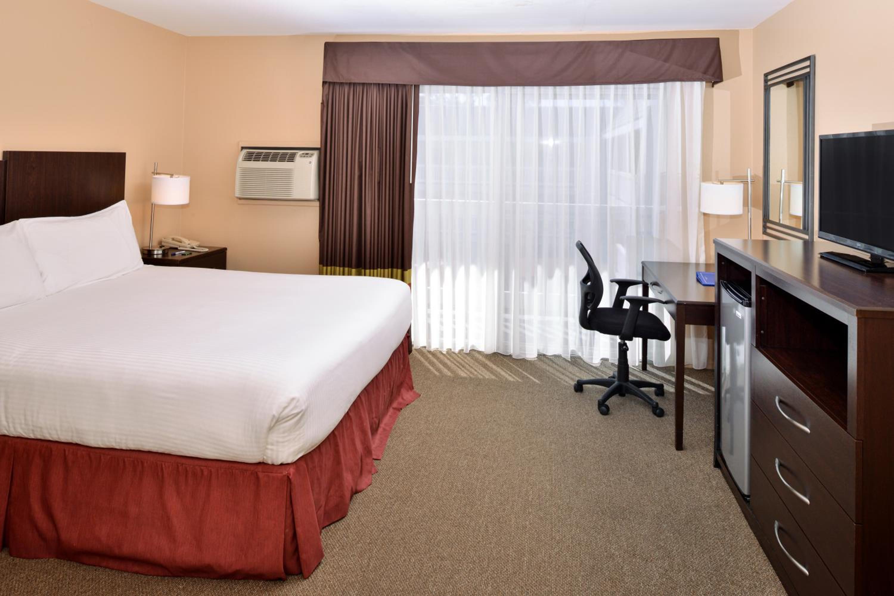 Standard Queen Room