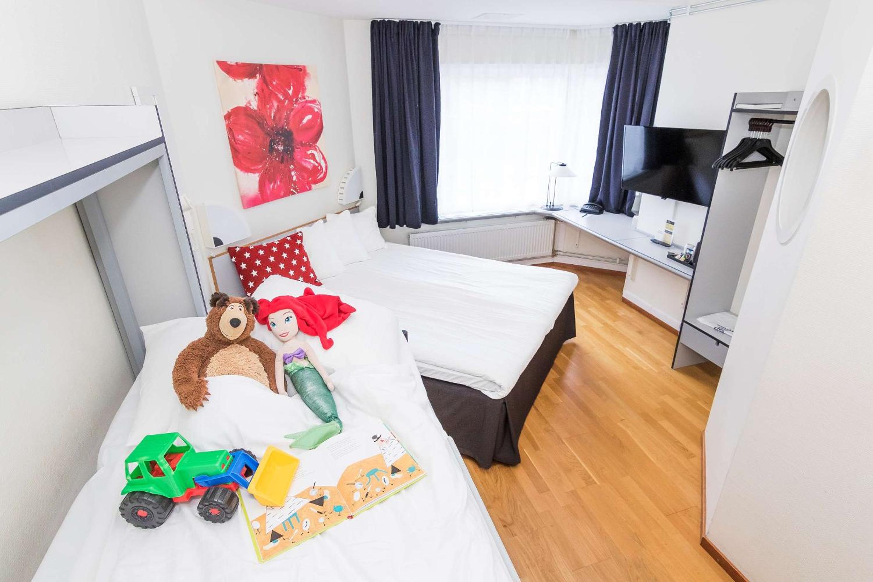 Family Room with Queen Bed - Non-Smoking