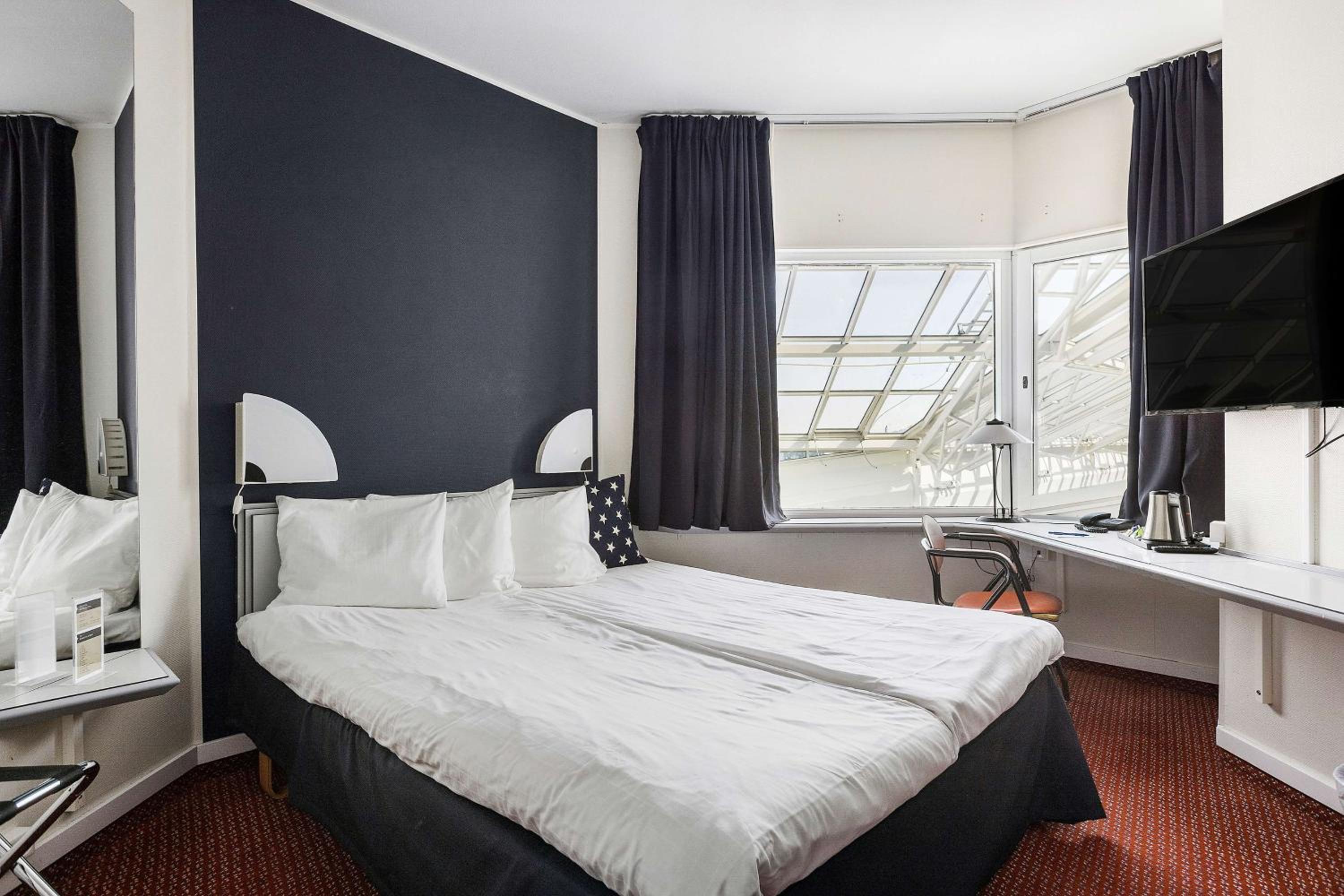 Family Room with Queen Bed - Non-Smoking