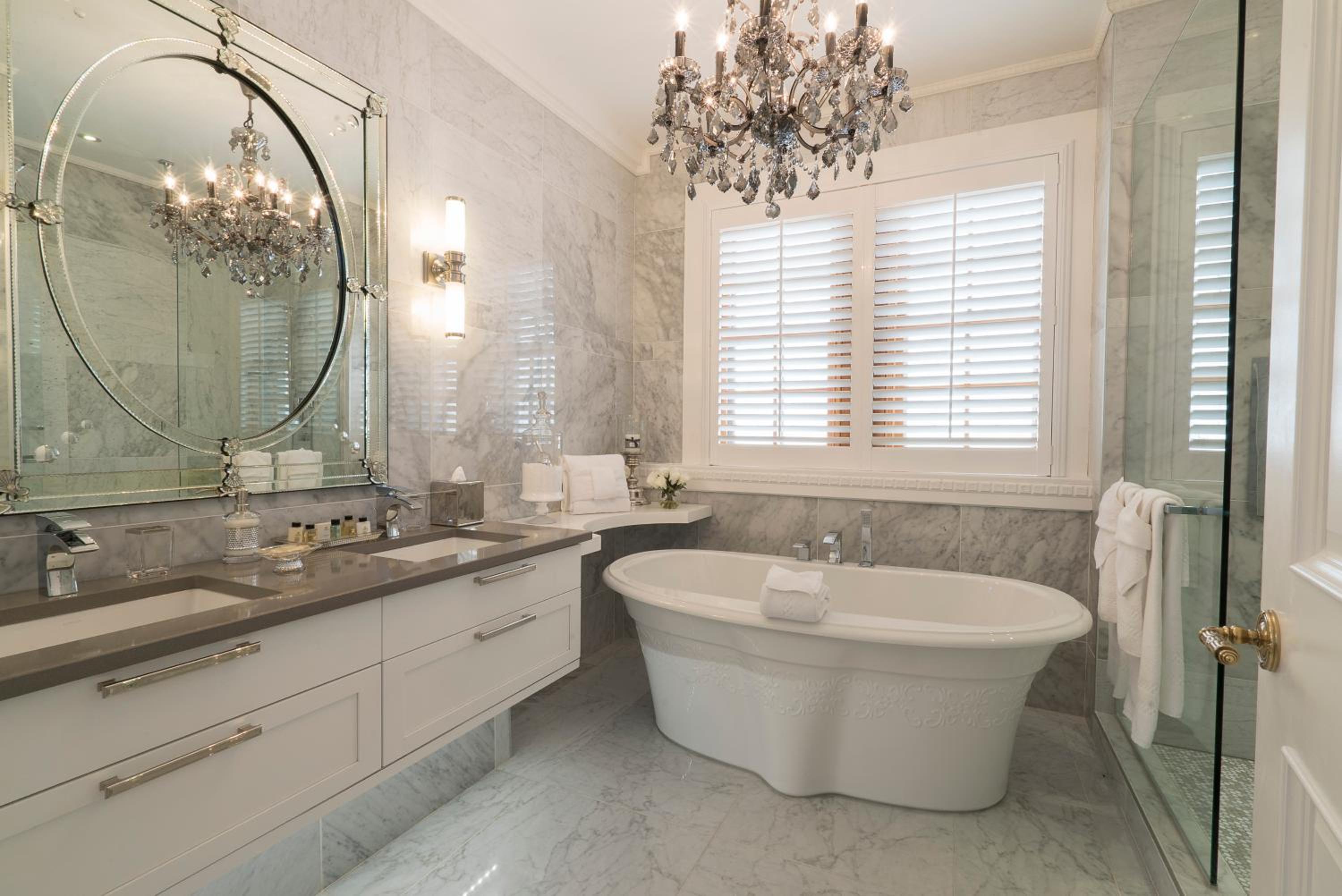 Queen Room in Penthouse 1 / Building B / No Kitchenette / Animals Not Permitted