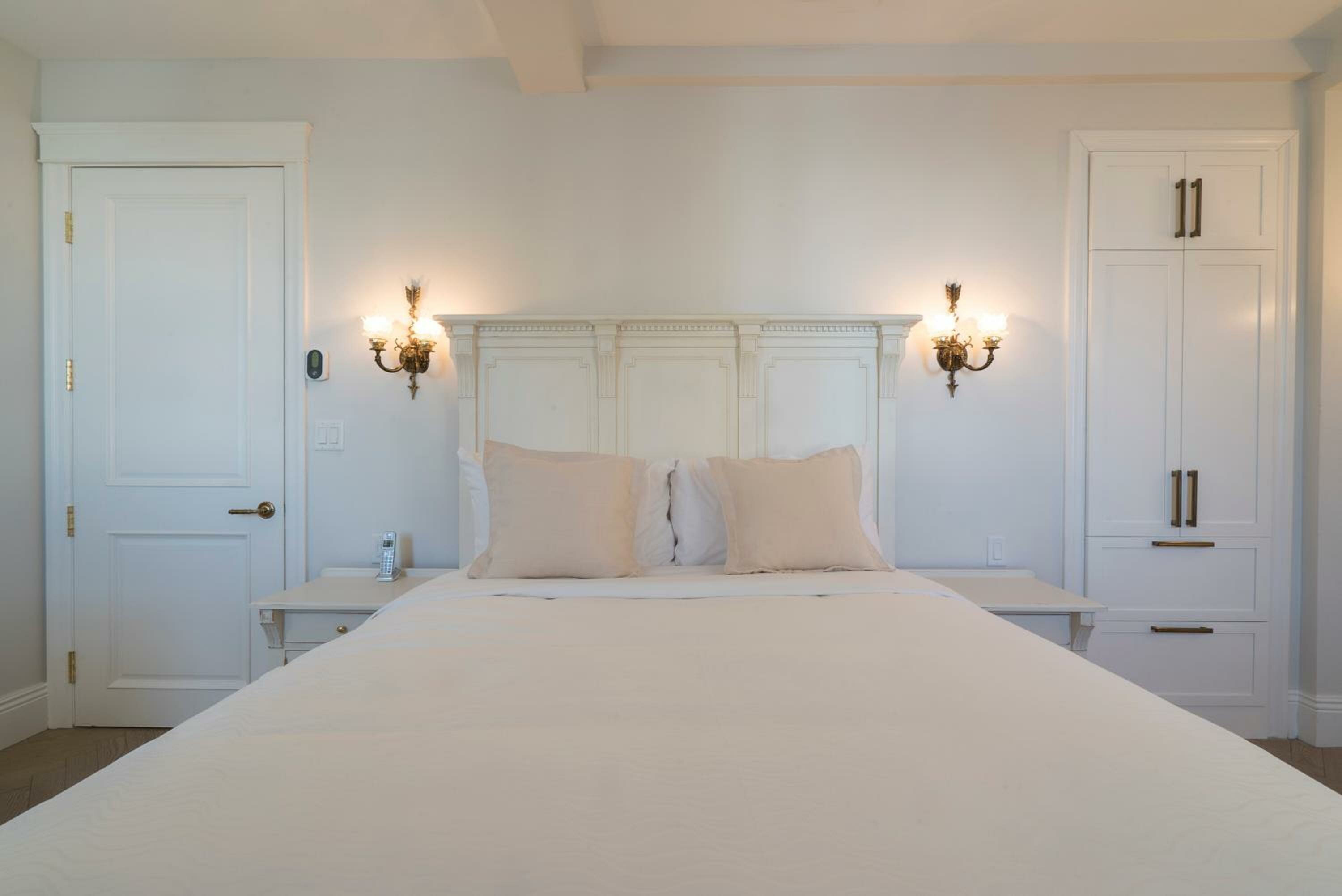 Queen Room in Penthouse 1 / Building B / No Kitchenette / Animals Not Permitted