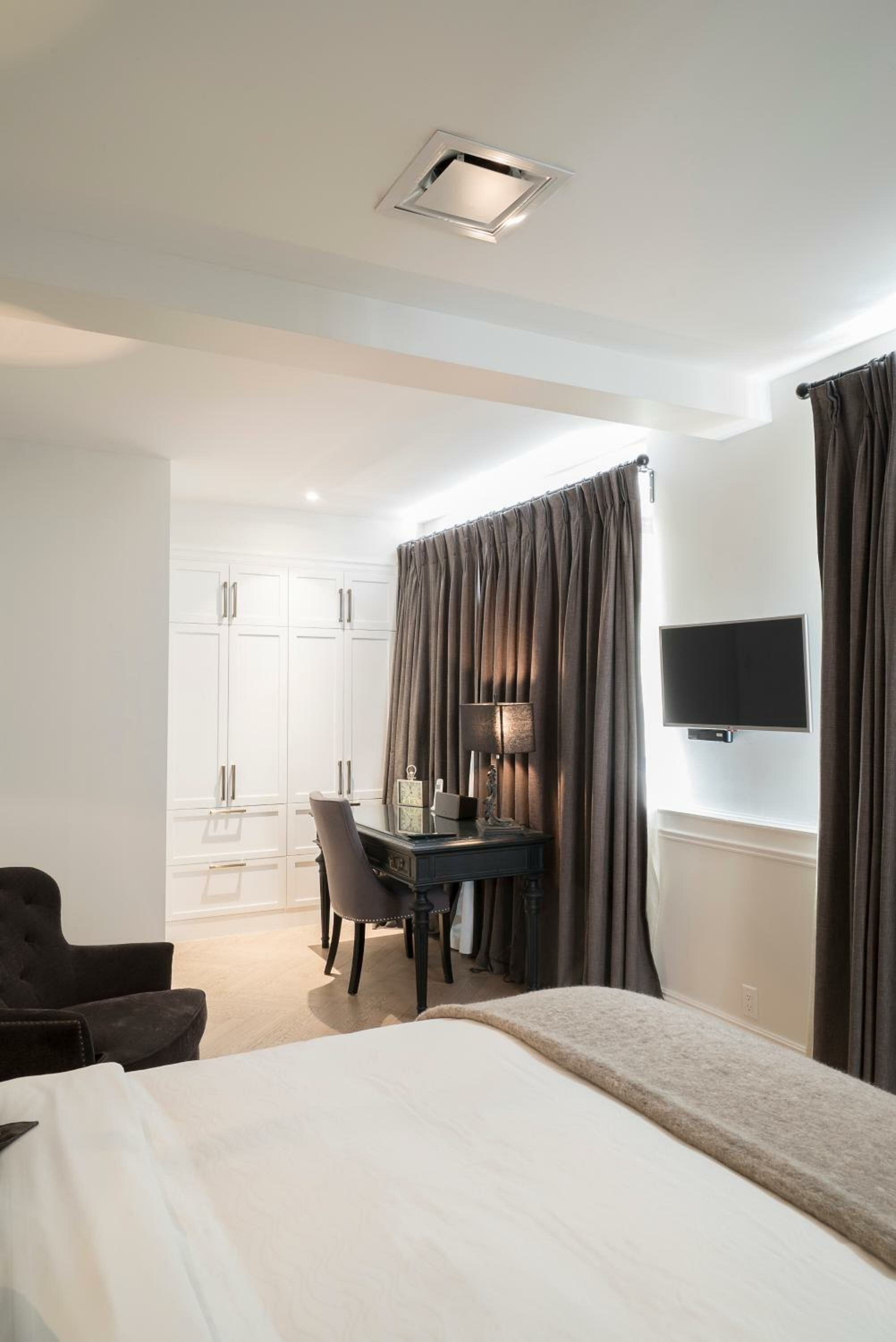 Queen Room in Penthouse 2 / Building B / No Kitchenette / Animals Not Permitted