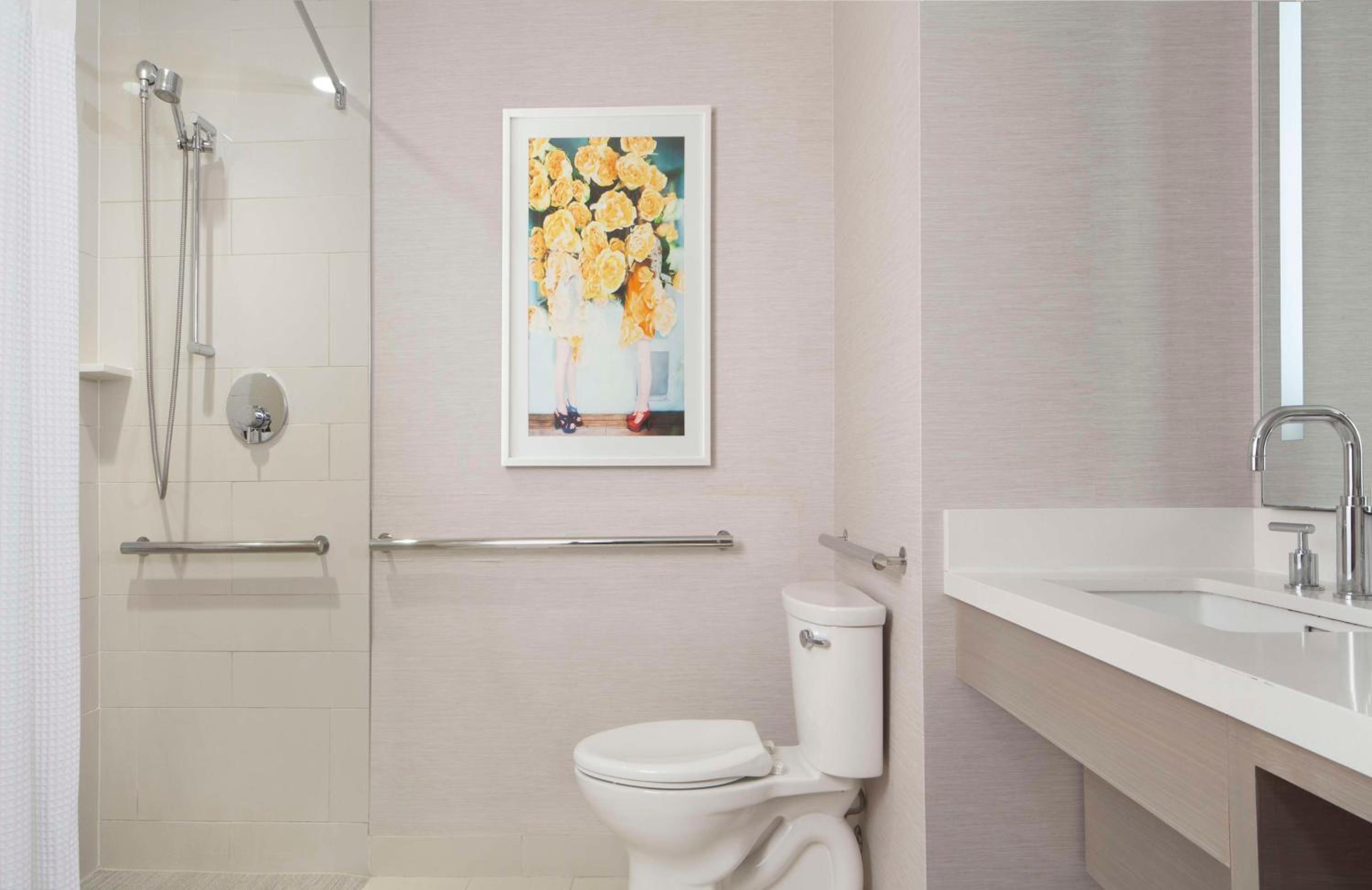 King Room with City View and Roll-in Shower - Mobility Access/Executive Floor