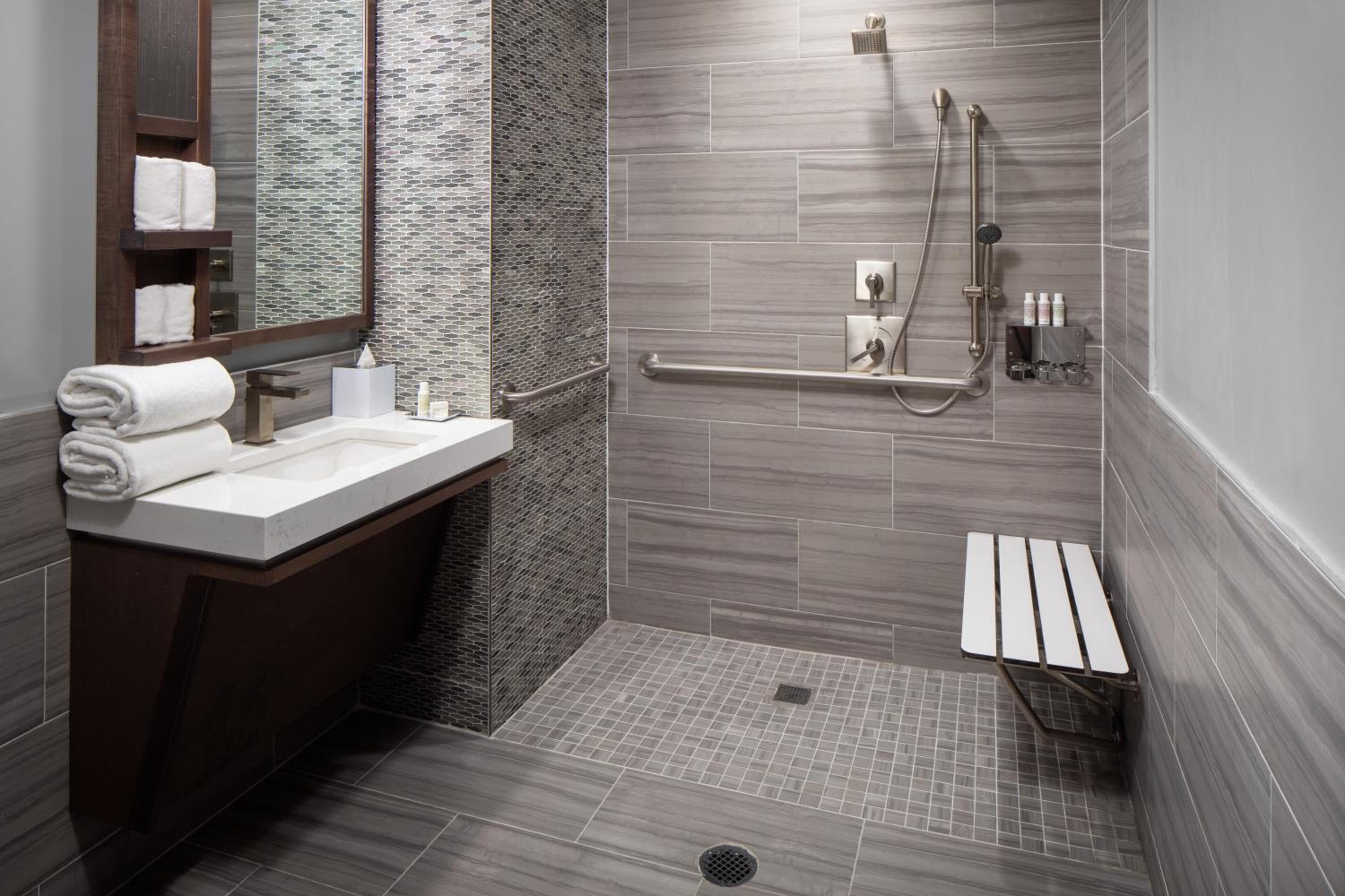 Queen Room With Hearing Accessible Roll-In Shower - Non-Smoking