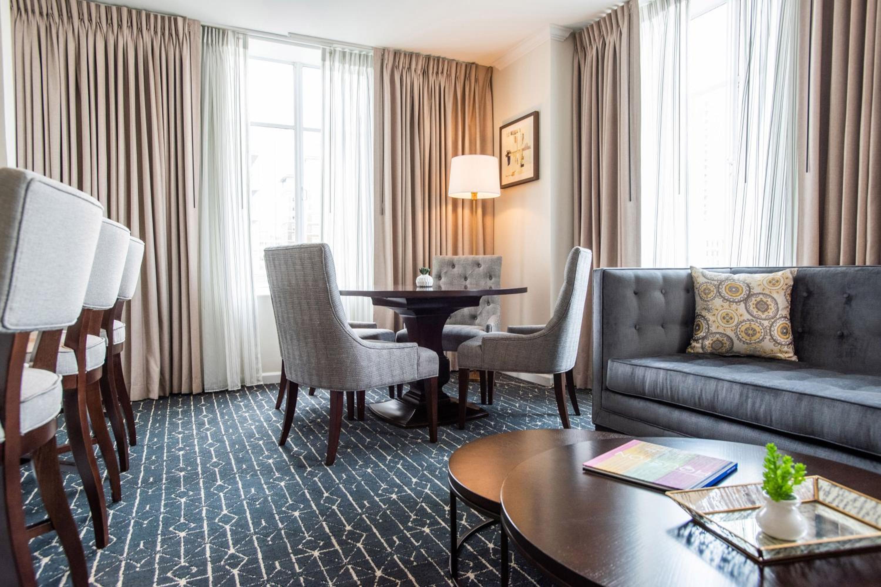 Suite, 1 Bedroom Junior Suite, 1 King, No view, Mid floor