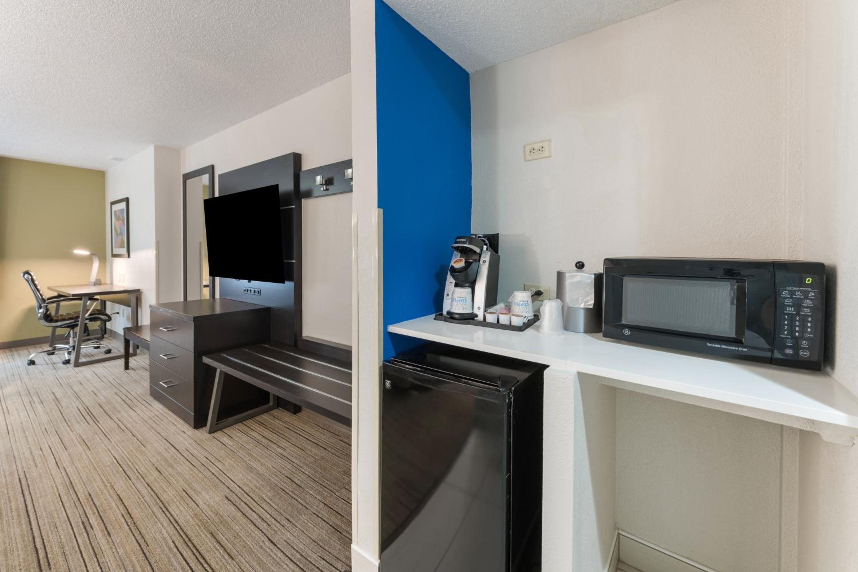 King Room with Hearing Accessible Roll In Shower - Non-Smoking