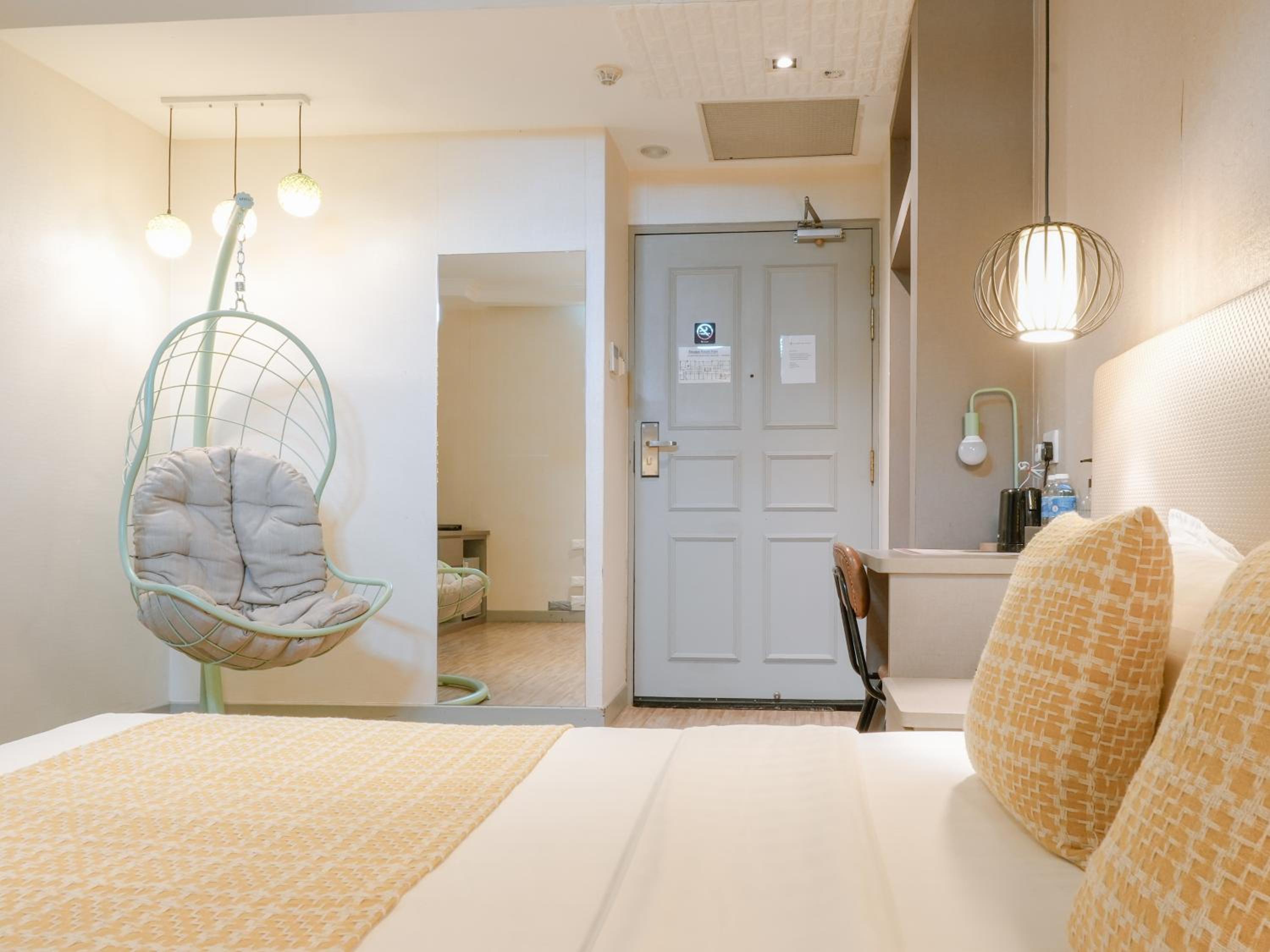 Premium Queen, Window