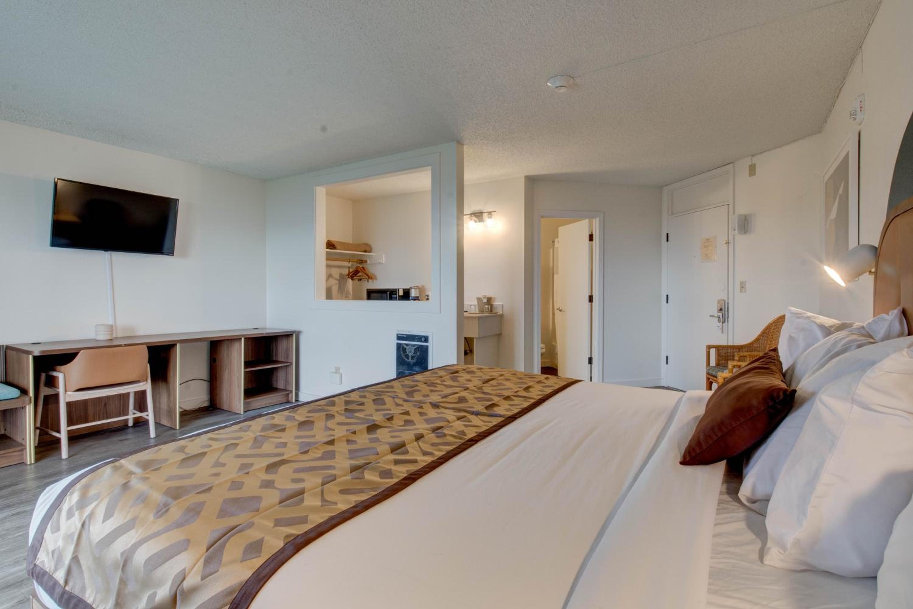King Room with Balcony and Ocean View - Pet Friendly