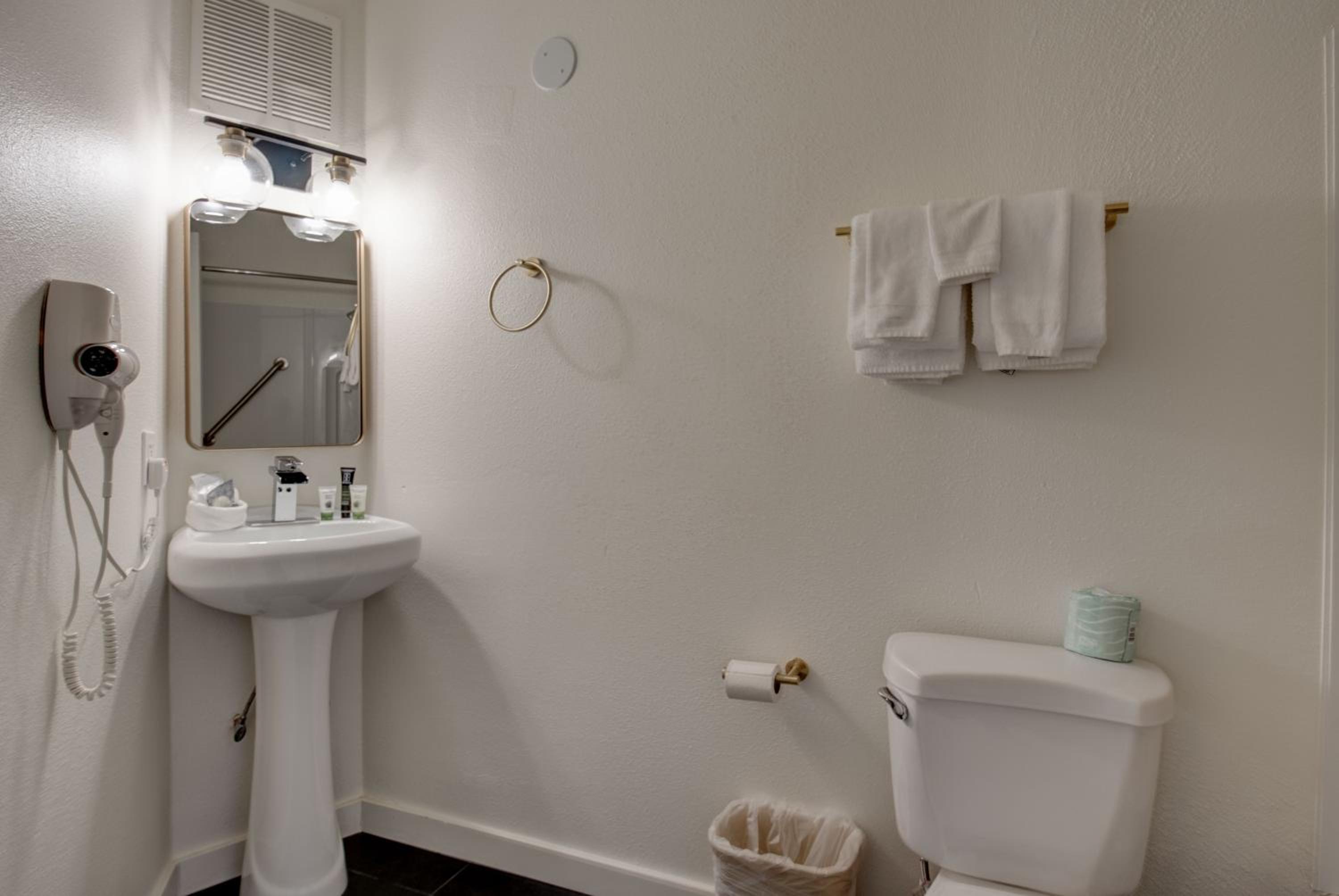 Queen Room with Two Queen Beds and Ocean View - Pet Friendly