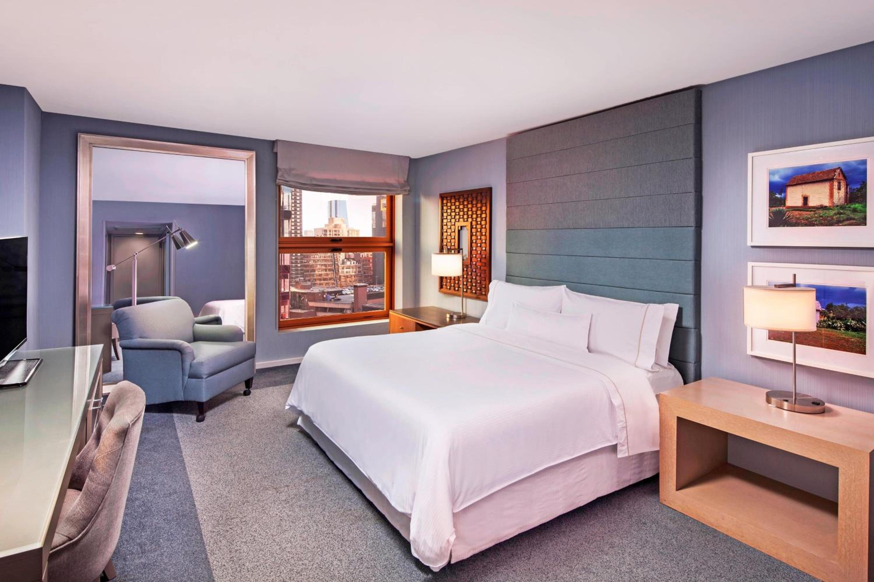 Grand Deluxe Corner King, Larger Guest room, 1 King