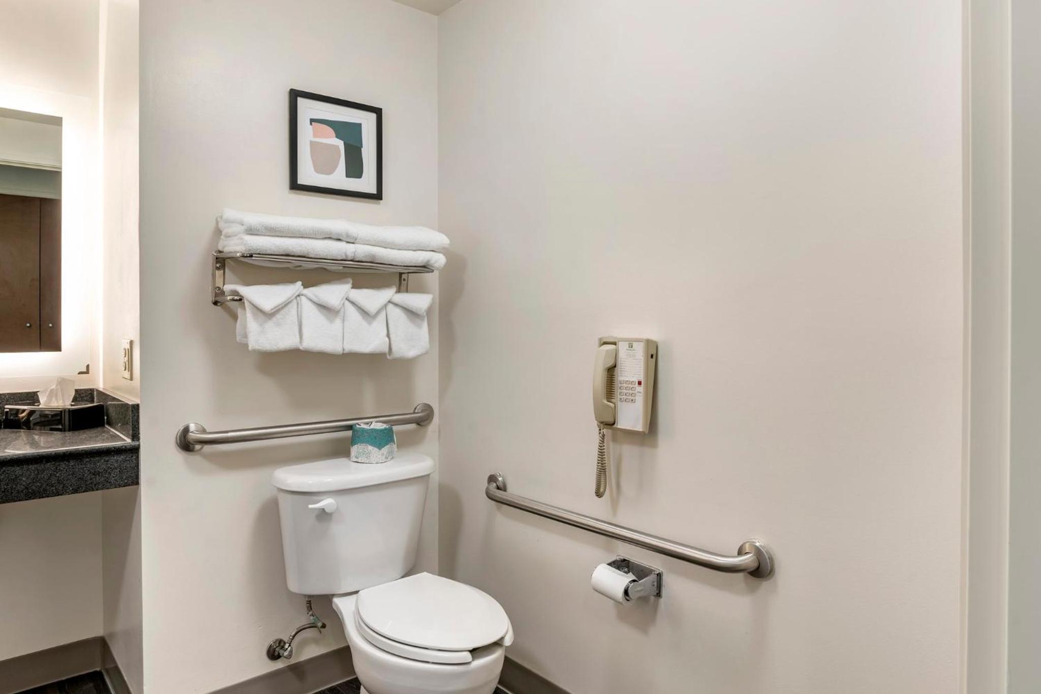 King Room - Mobility Access Tub - Non-Smoking