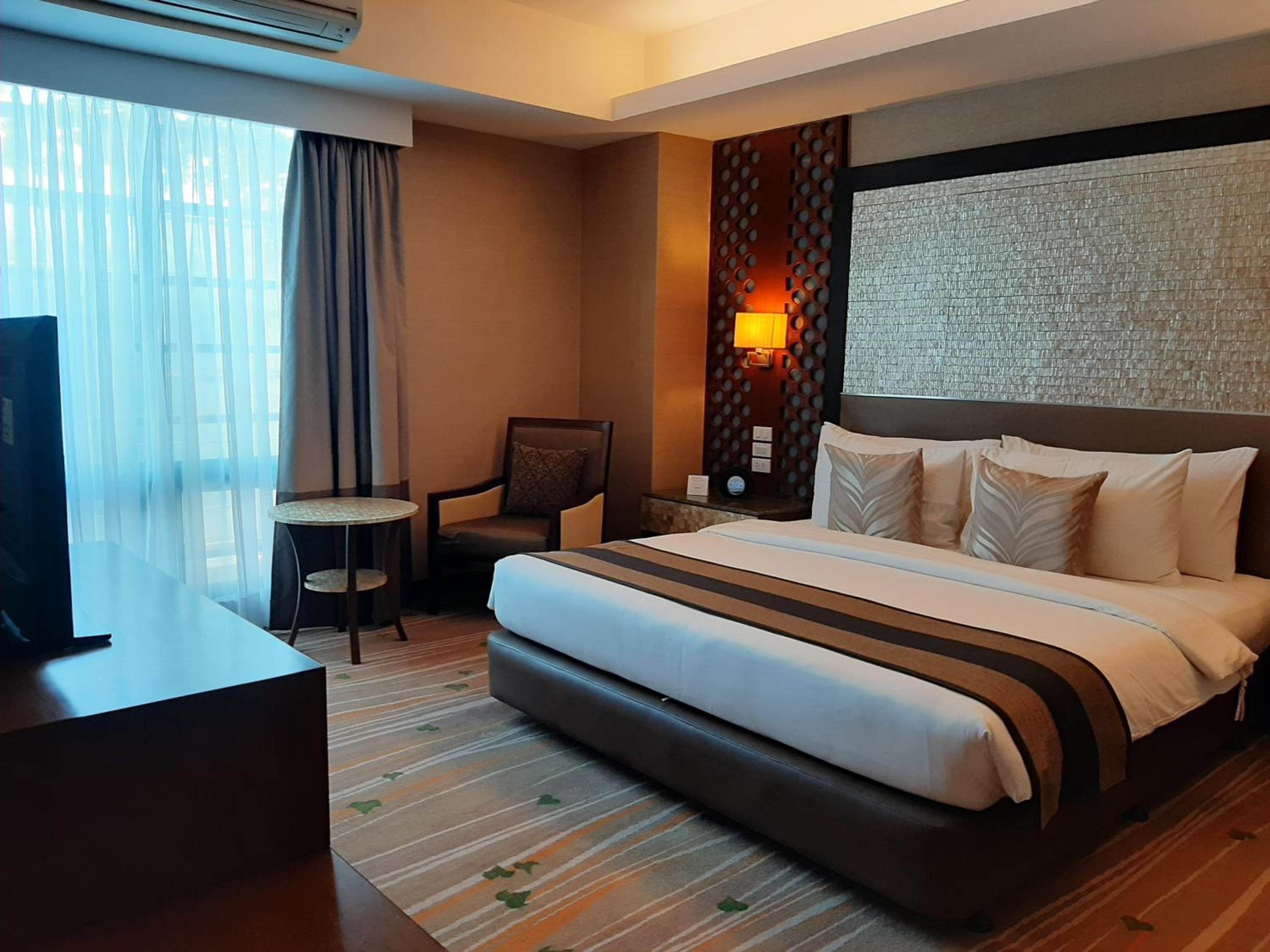 King Suite with Sofa - Non-Smoking